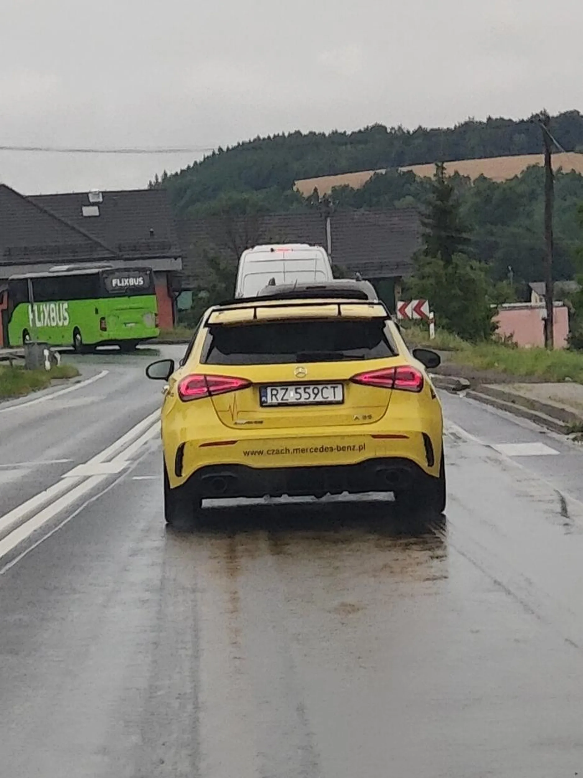 Podjeżdża pod sam zderzak. Czuć wiochę na kilometr.