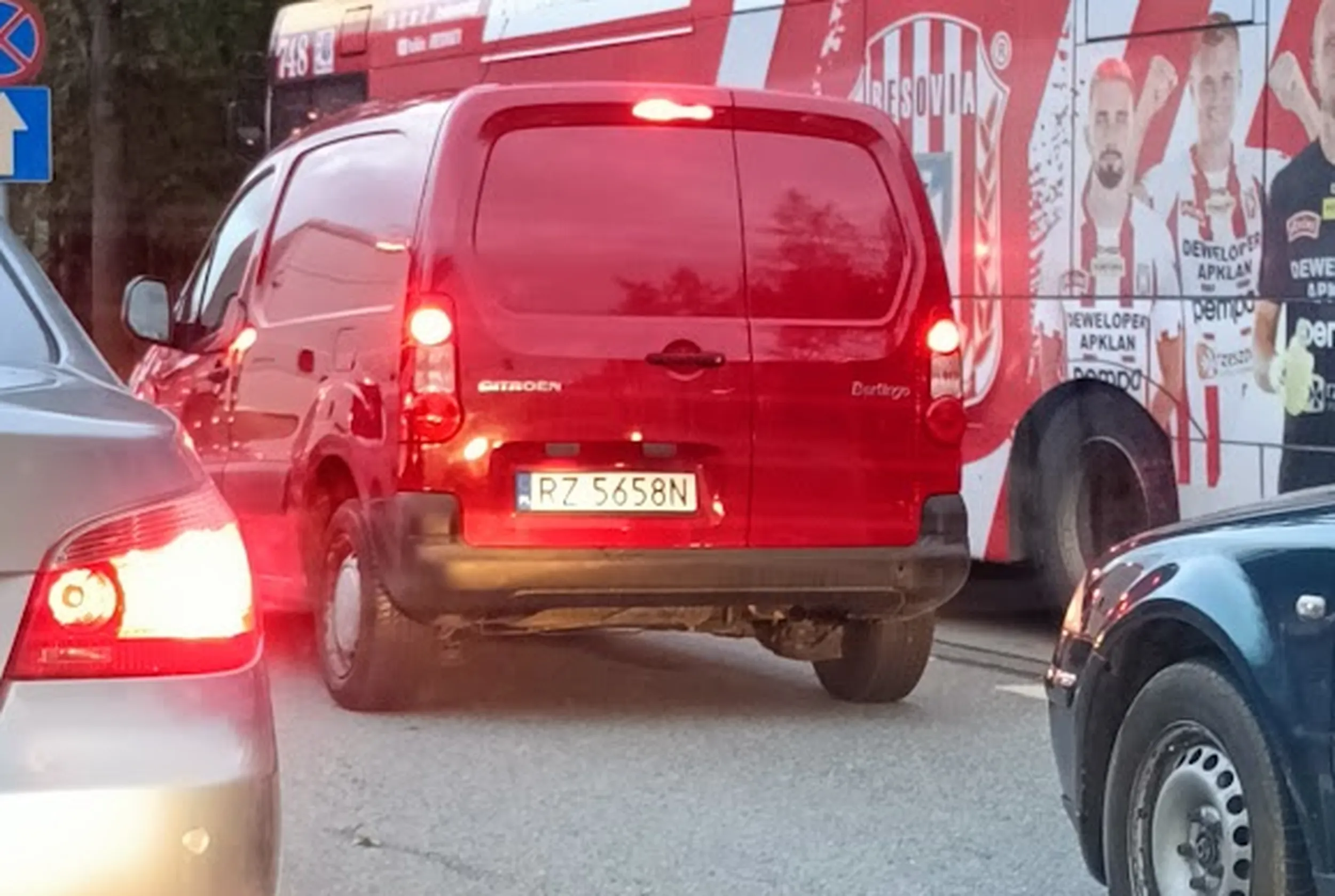 Królowa lewego pasa. Po 2 km zorientowała się, że wszyscy ją próbują wyprzedzić prawym pasem.