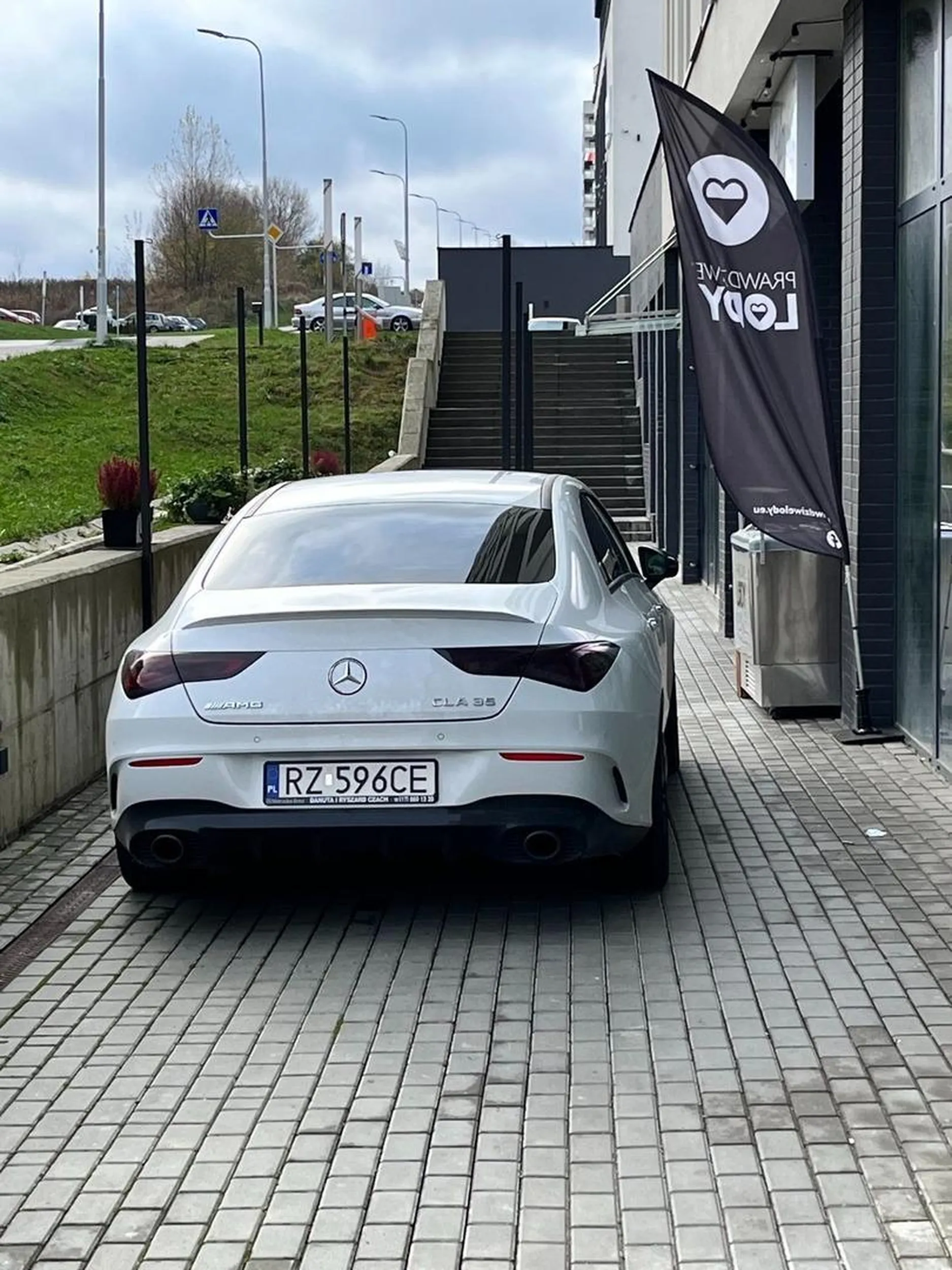 Tak właściciel restauracji Bellanuna wyraża wdzięczność swoim klientom oraz wszystkim mieszkańcom osiedla Karoliny w Rzeszowie - wjeżdżając i zastawiając chodnik dla pieszych mercedesem od tatusia - BO ON JEST TUTAJ NAJWAŻNIEJSZY ! A Ty plebsie chodź sobie po ulicy, czego nie rozumiesz? Korzystając z restauracji Bellanuna wspierasz finansowo tego człowieka, żeby dalej czuł się bezkarny a jego ego rosło jeszcze większe ?‍♂️?‍♂️?‍♂️?‍♂️