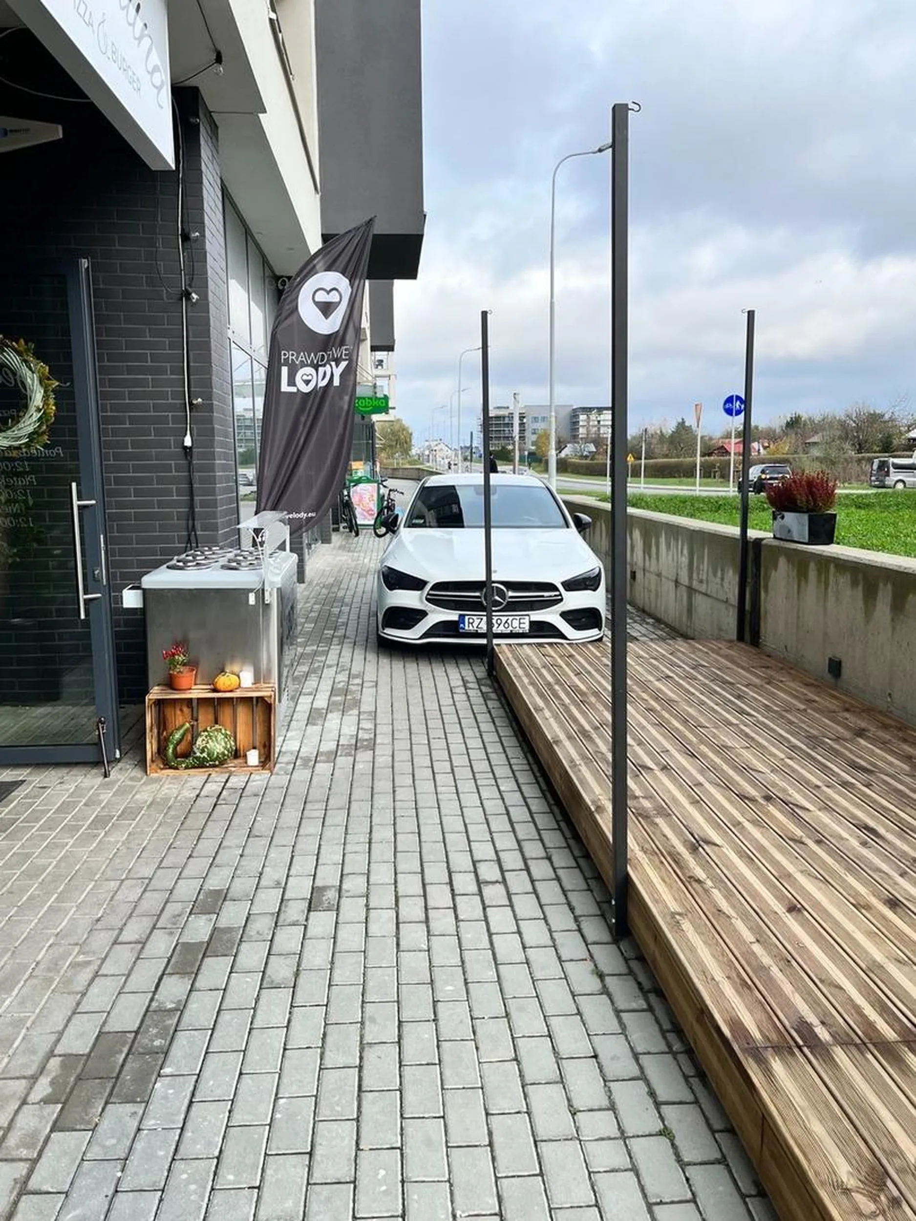 Tak właściciel restauracji Bellanuna wyraża wdzięczność swoim klientom oraz wszystkim mieszkańcom osiedla Karoliny w Rzeszowie - wjeżdżając i zastawiając chodnik dla pieszych mercedesem od tatusia - BO ON JEST TUTAJ NAJWAŻNIEJSZY ! A Ty plebsie chodź sobie po ulicy, czego nie rozumiesz? Korzystając z restauracji Bellanuna wspierasz finansowo tego człowieka, żeby dalej czuł się bezkarny a jego ego rosło jeszcze większe ?‍♂️?‍♂️?‍♂️?‍♂️