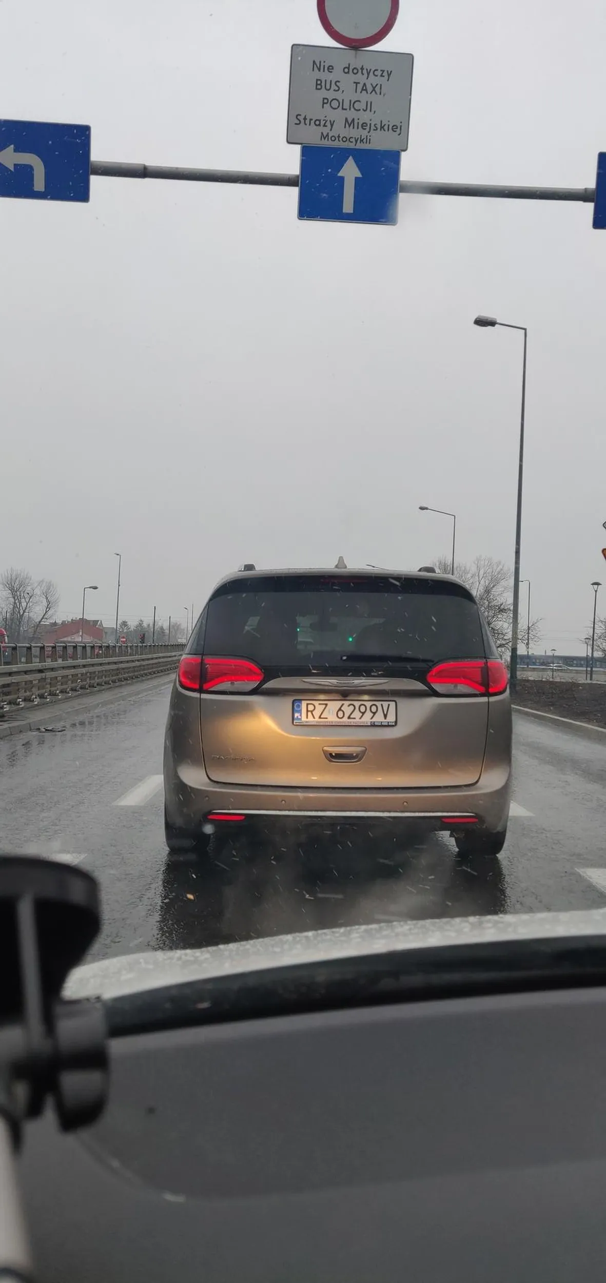 Kierowca jeździ buspasem bezprawnie oraz gwałtownie hamuje stwarzając zagrożenie na drodze