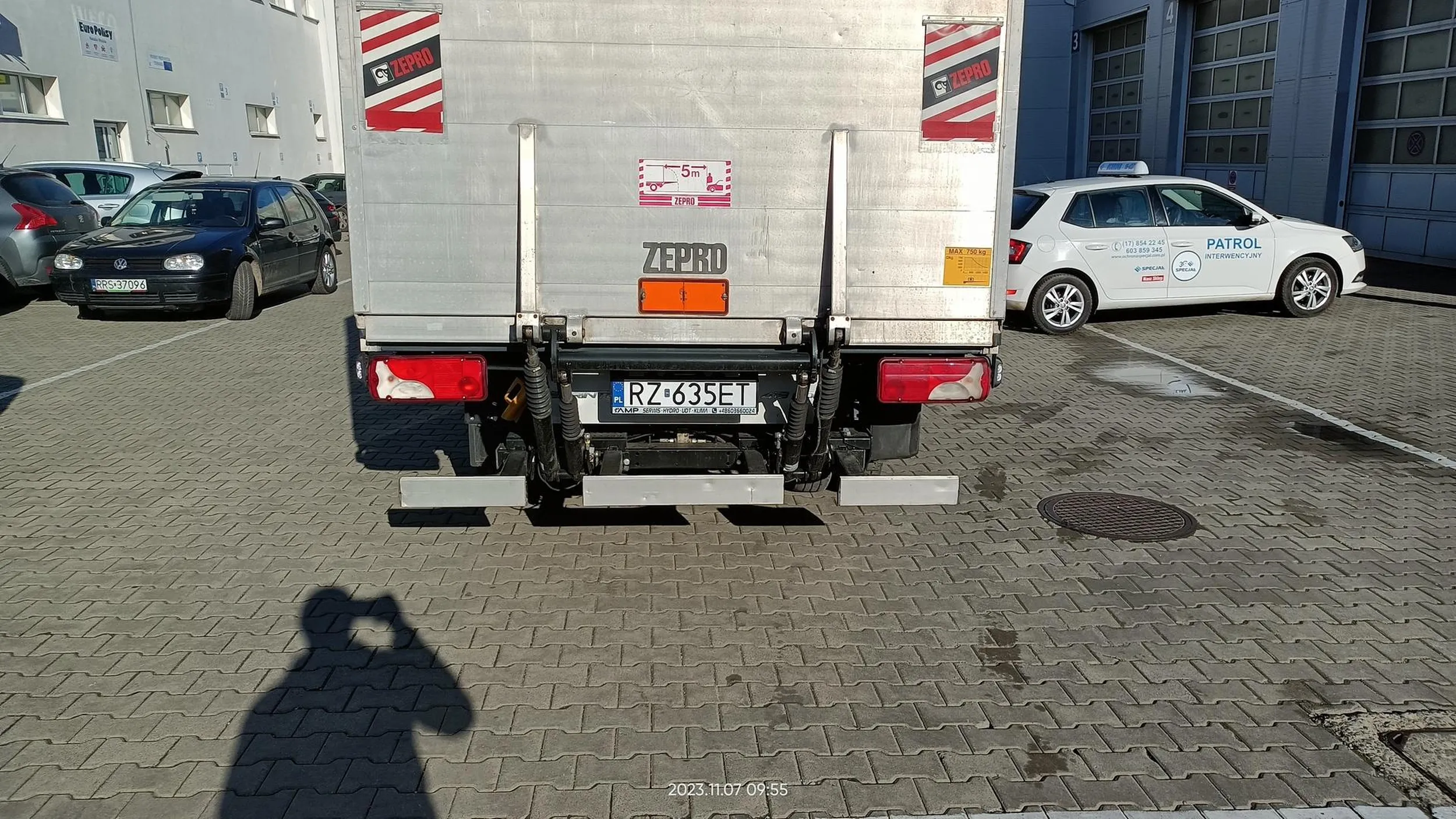 Kretyn rozjechałby mnie na chodniku zjeżdżając z drogi.