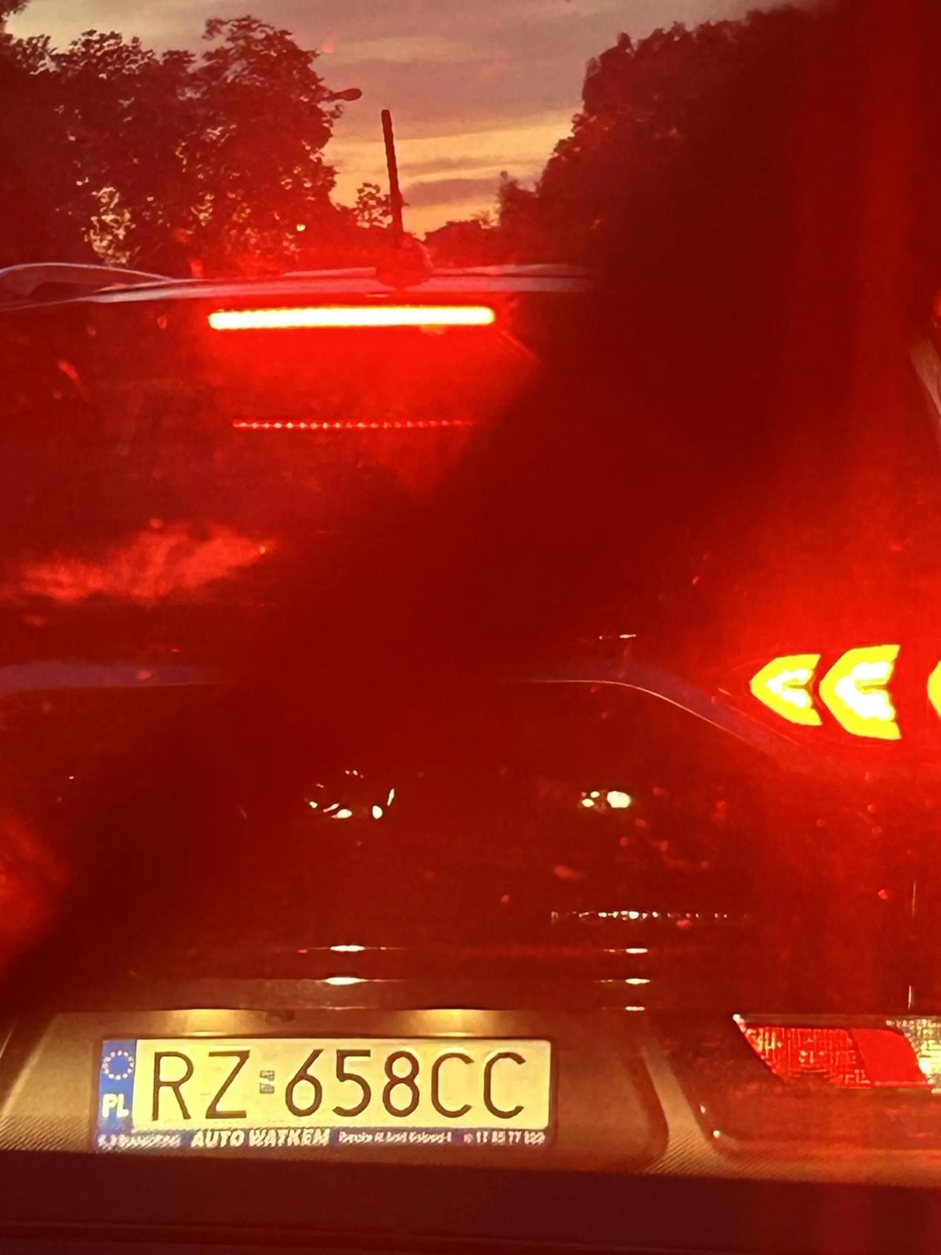 Wczoraj w Przemyślu około 7 zaczal cofac na mnie gdybym nie zatrabiła pewnie rozwaliłby mi maske