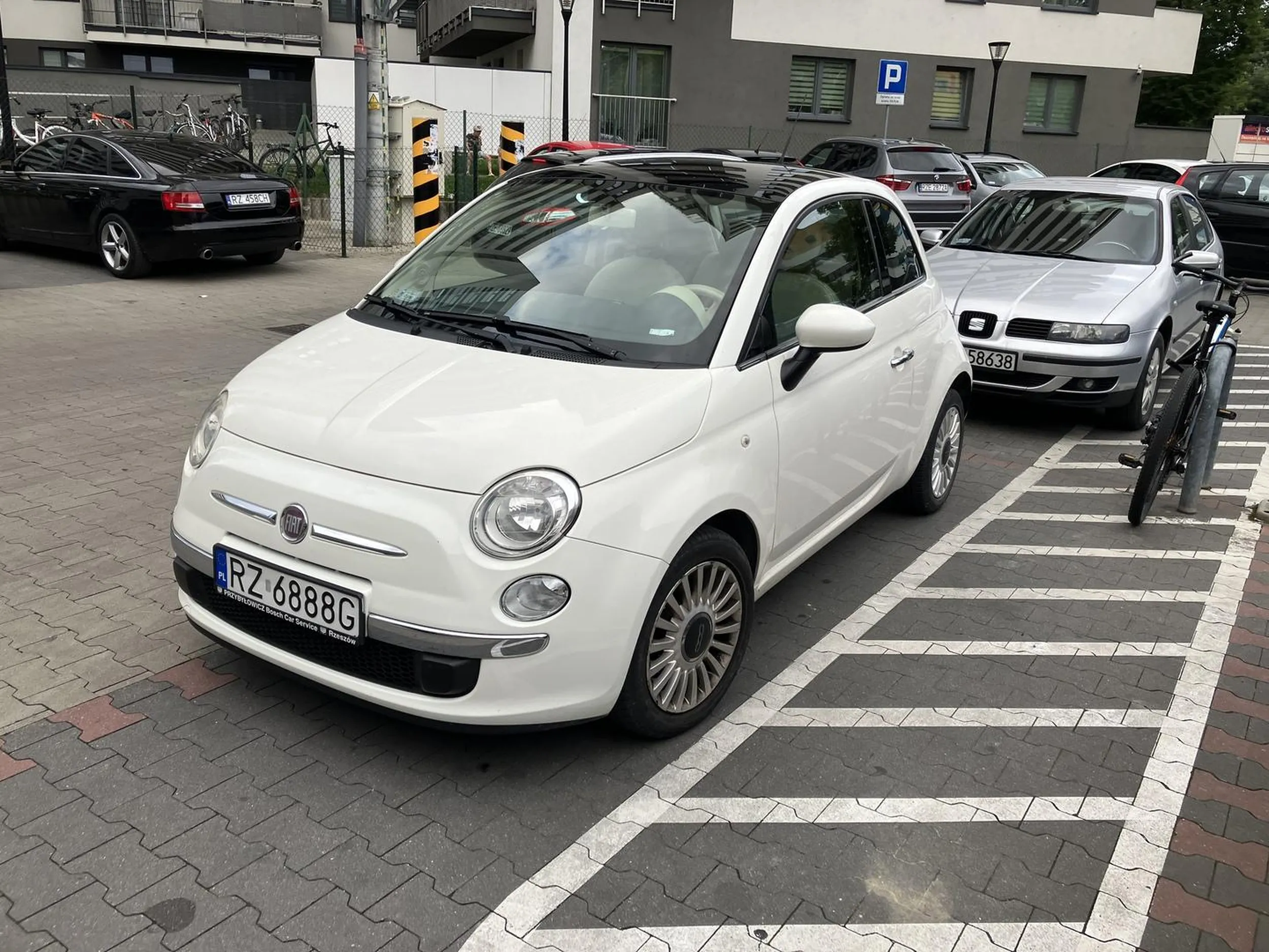 Tępe babsko parkuje na środku przejazdu, gdzie były wolne wyznaczone miejsca! Przez co ciężarówka musiała stać na środku parkingu uniemożliwiając wyjazd poprawnie zaparkowanych samochodów i wszyscy czekali aż ta piz… przyjdzie i odjedzie tym pudełkiem