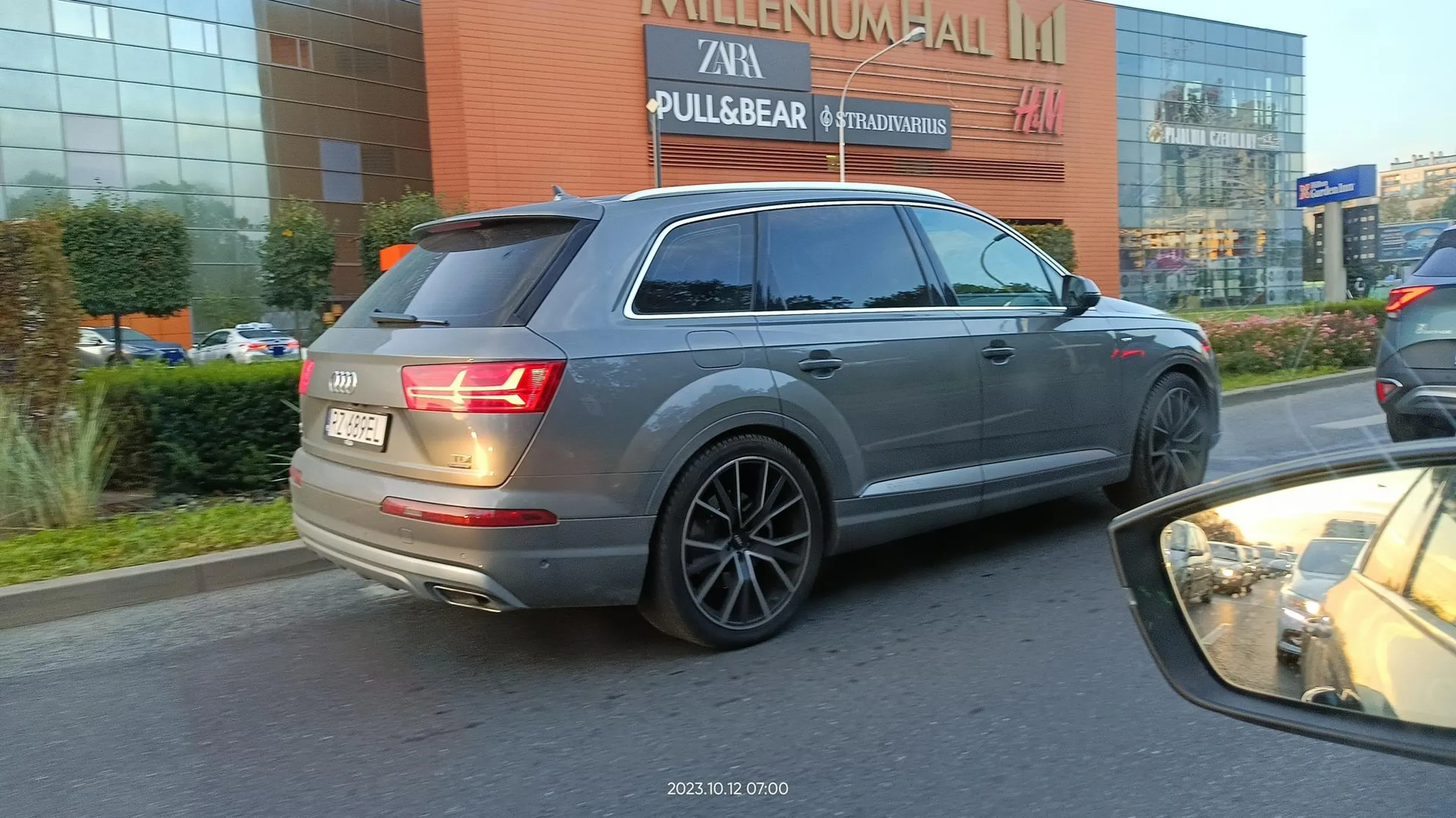 Kretyn wyprzedza na przejściu dla pieszych z bardzo dużą prędkością. Następnie gwałtownie zmienia pasy. Szybko odjechał poza zasięg wzroku, żonglując pasami ruchu, a po przejechaniu ok. 1 km i tak stanął  w korku.