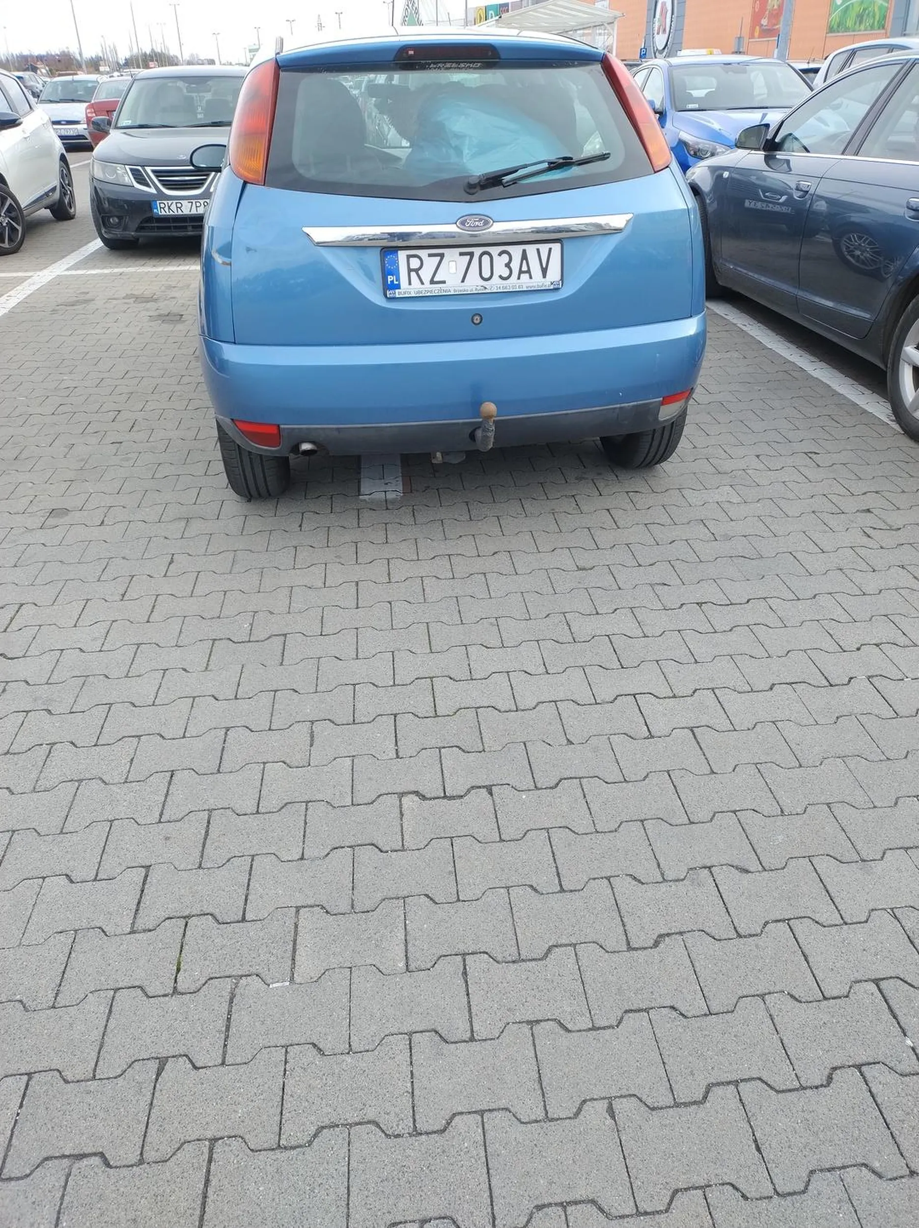 Naucz się idio*o parkować. Myśl o innych !