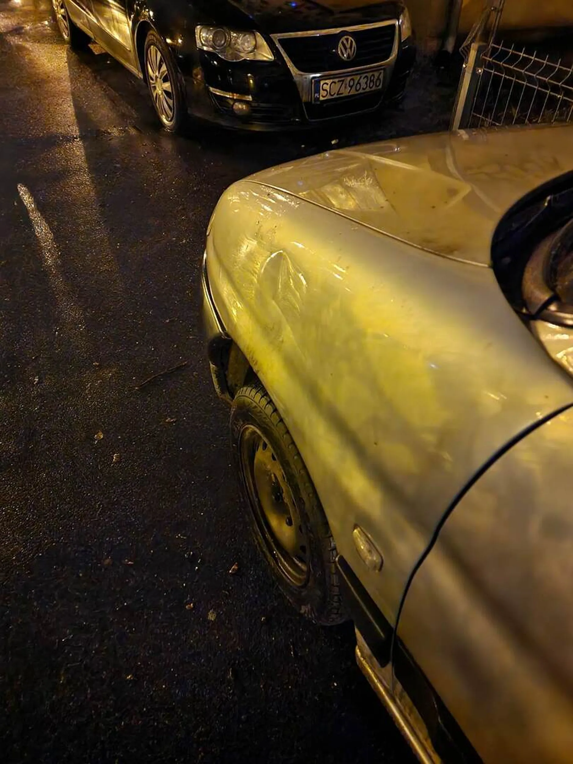 Kierowca niespełna rozumu, nie potrafi cofać, mimo tego że krzyknąłem do niego "stój, auto tu jest", to nie zwrócił na to uwagi (a miał uchyloną szybę i był jeszcze jakieś 30 cm od auta). Po kolizji rzekł do mnie "aj tam, nic się przecież nie stało", po czym oczywiście uciekł i ślad zaginął :( Rejestracja auta poszkodowanego to DMI 18472.