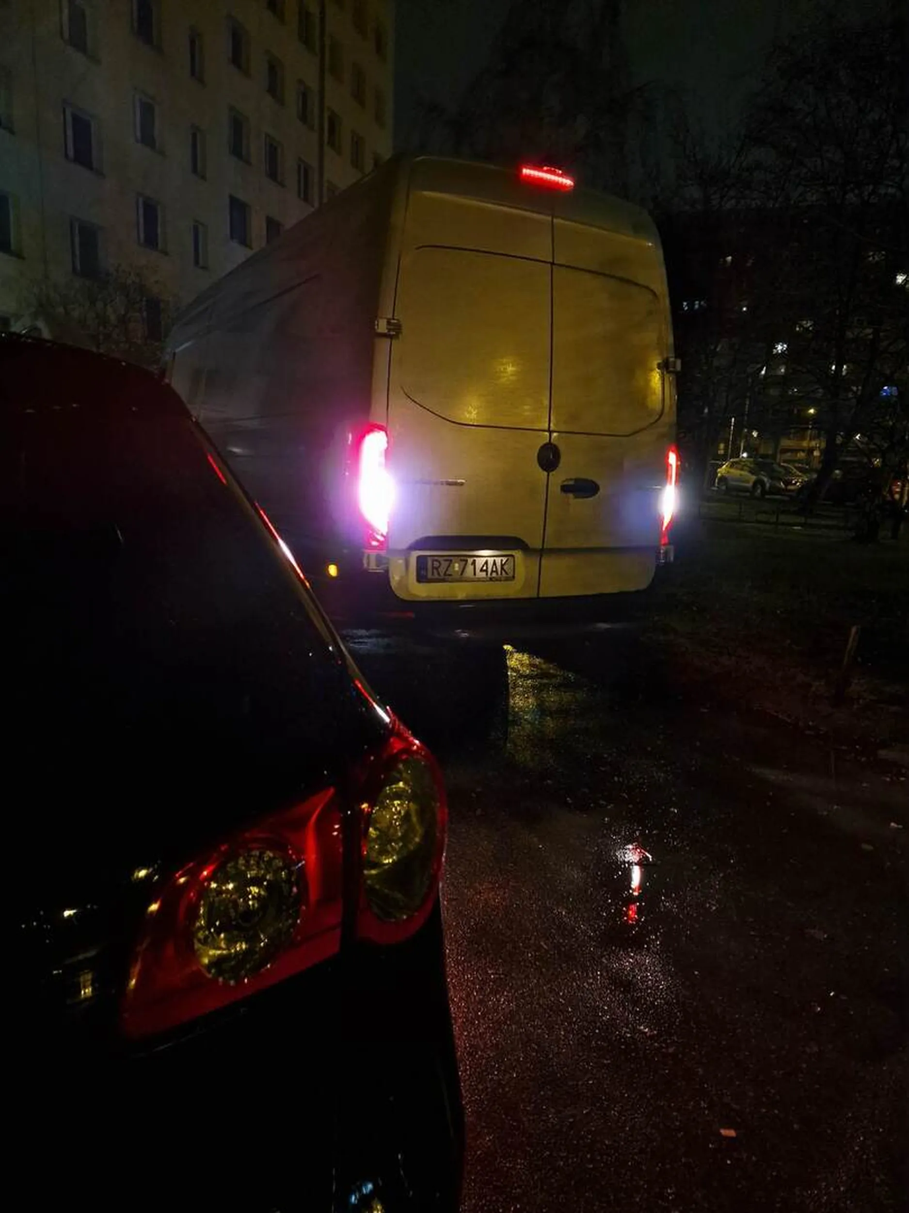 Kierowca niespełna rozumu, nie potrafi cofać, mimo tego że krzyknąłem do niego "stój, auto tu jest", to nie zwrócił na to uwagi (a miał uchyloną szybę i był jeszcze jakieś 30 cm od auta). Po kolizji rzekł do mnie "aj tam, nic się przecież nie stało", po czym oczywiście uciekł i ślad zaginął :( Rejestracja auta poszkodowanego to DMI 18472.