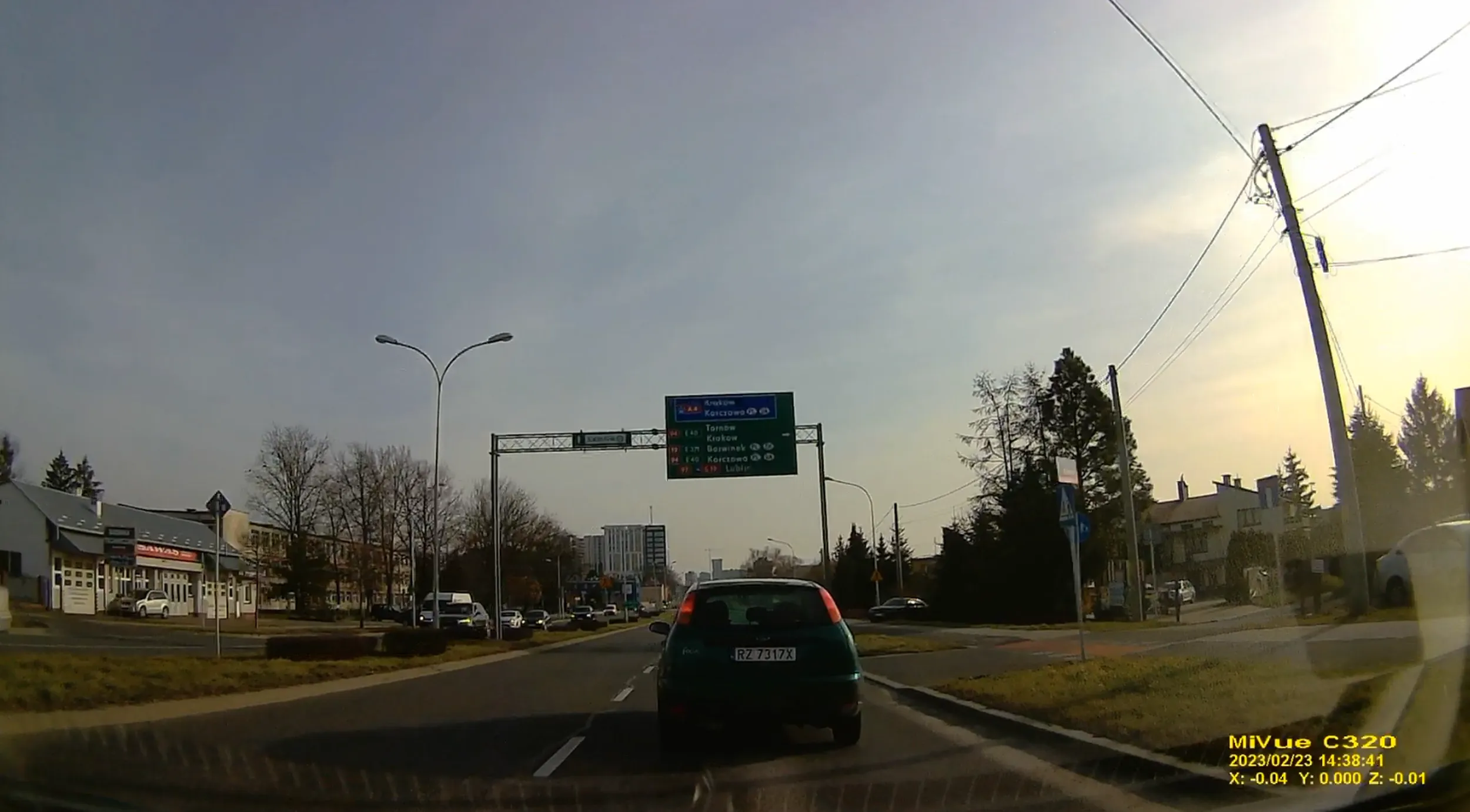 Gość ma kompleks machając rękoma że go ktoś wyprzedził... Kaptur na głowie niczym mnich z klasztoru p,s manewr wykonałem poprawnie Jak masz jakieś zastrzeżenie to podaj e-maila wyśle Ci filmik