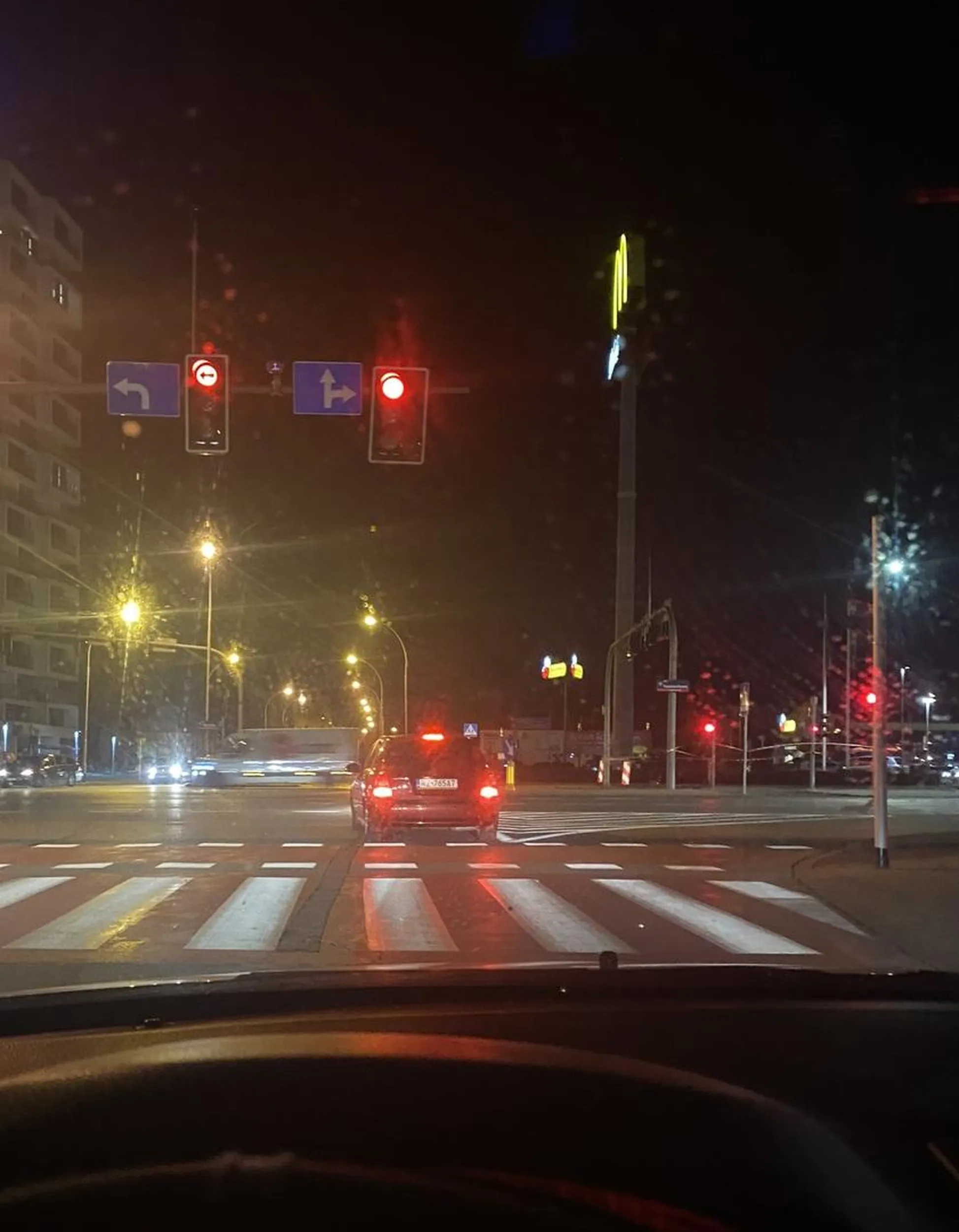 chłop nie potrafi jeździć, chwile wcześniej włączył kierunkowskaz w lewo, pojechał prosto. Na światłach nie mam pojęcia co miał na myśli