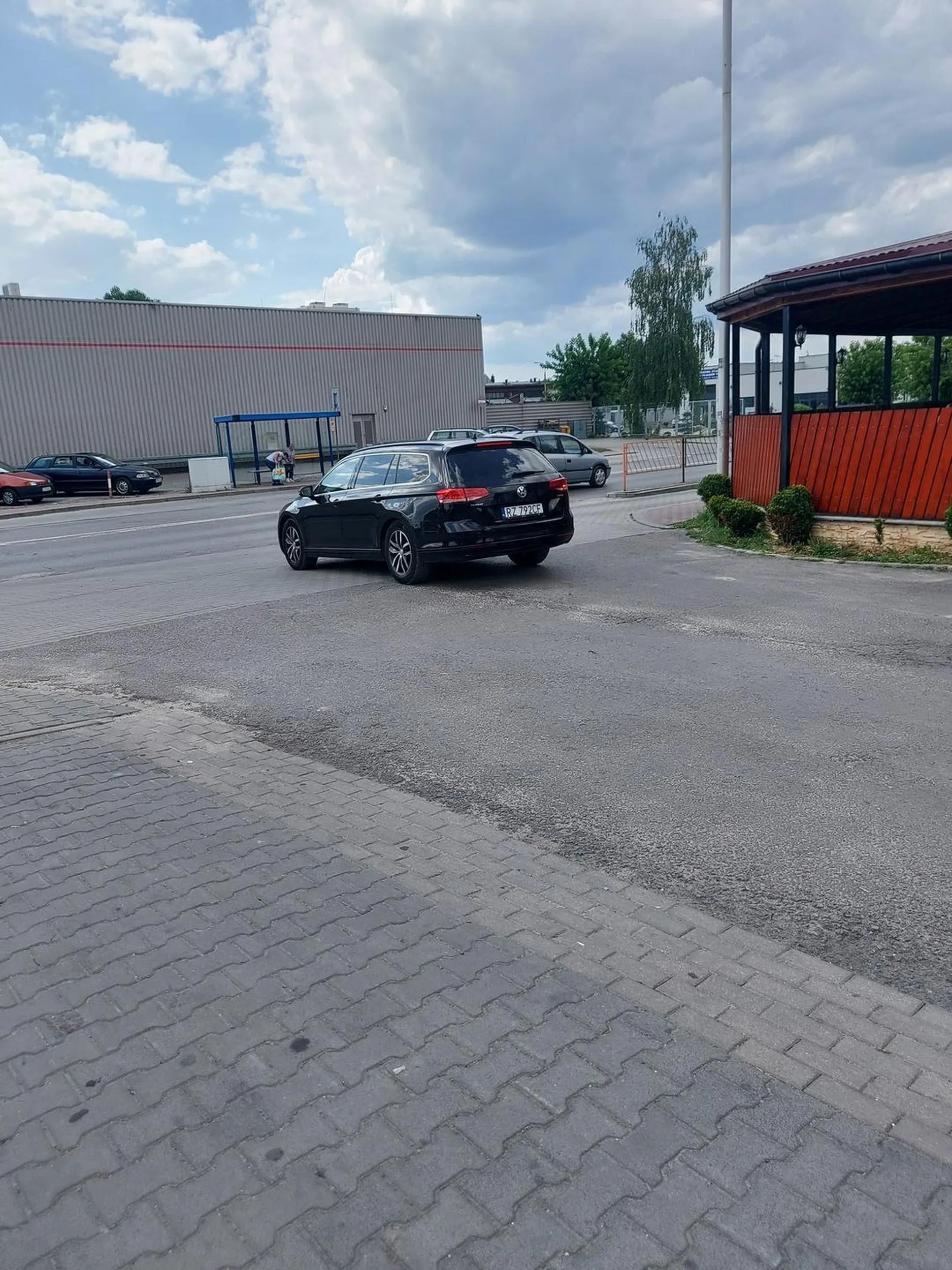 KIEROWCA Cham który nie potrafi wyjechać z parkingu próbował rozwalić moje auto i wyzywając i strasząc biciem bo nie chciałem odjechać xD