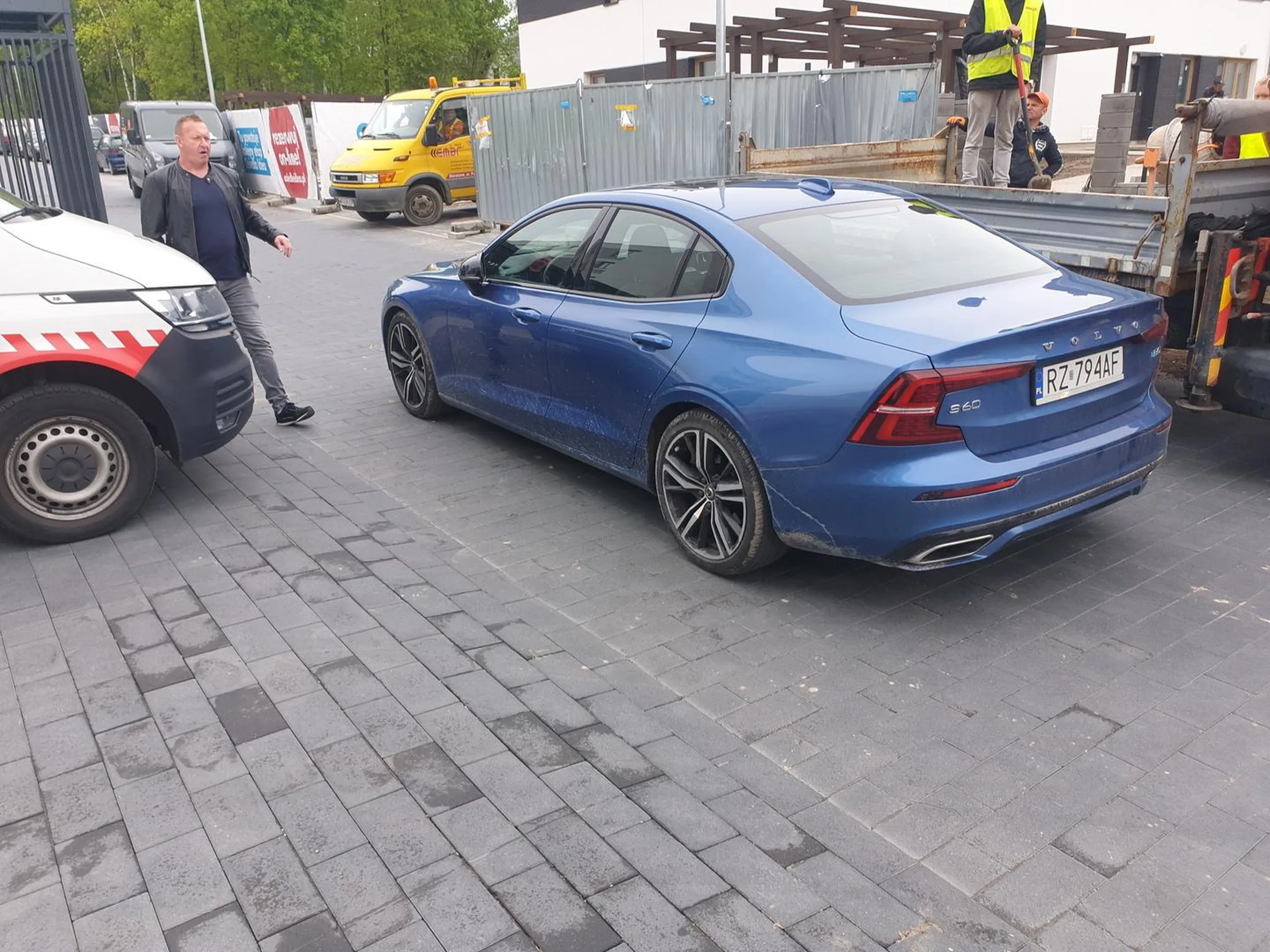 "Intelektualista" kierujący tym pojazdem zaparkował pojazd w taki świetny sposób, że zablokował całkowicie przejazd przez ulicę listopadową w Radomiu.