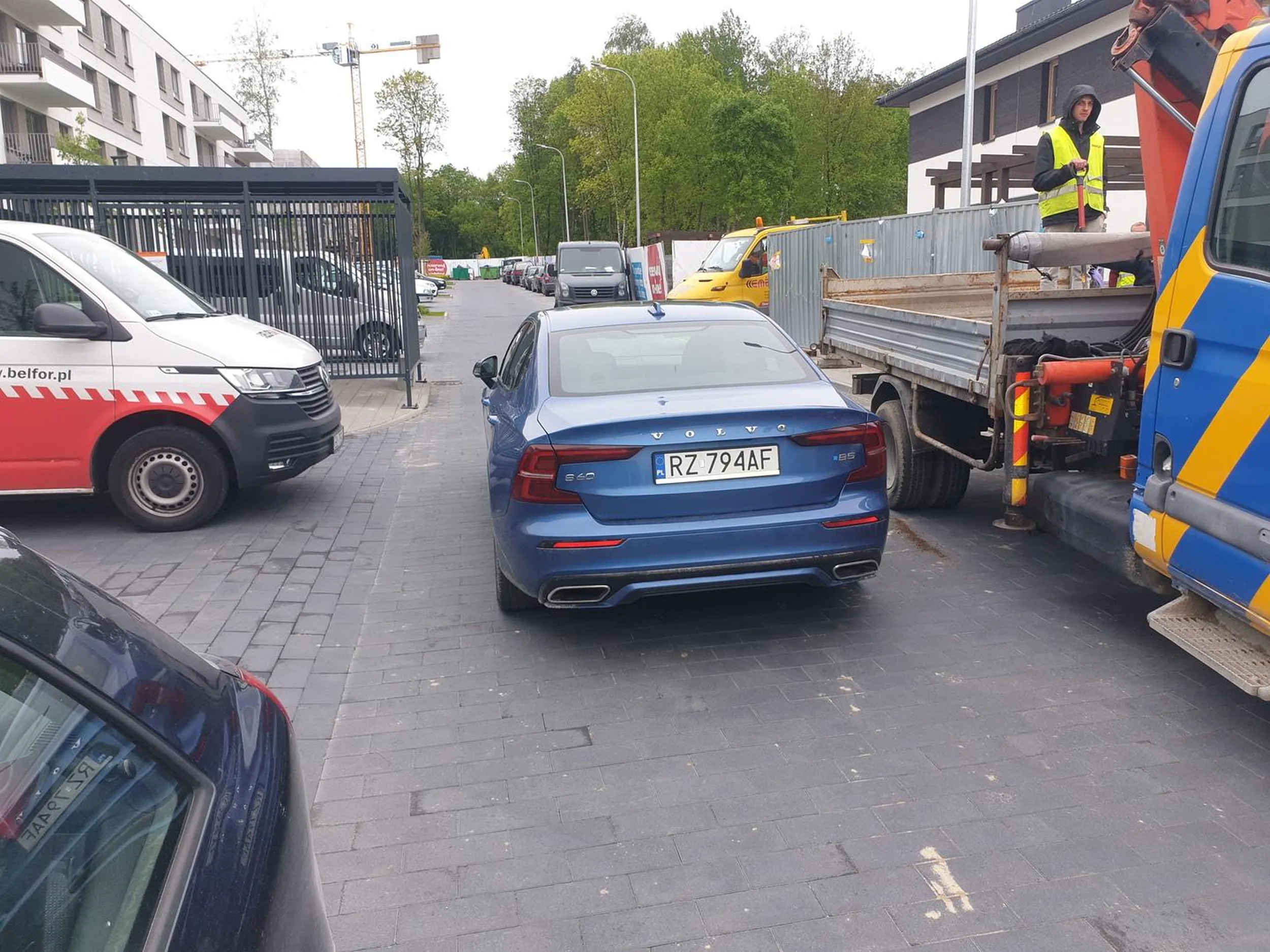 "Intelektualista" kierujący tym pojazdem zaparkował pojazd w taki świetny sposób, że zablokował całkowicie przejazd przez ulicę listopadową w Radomiu.