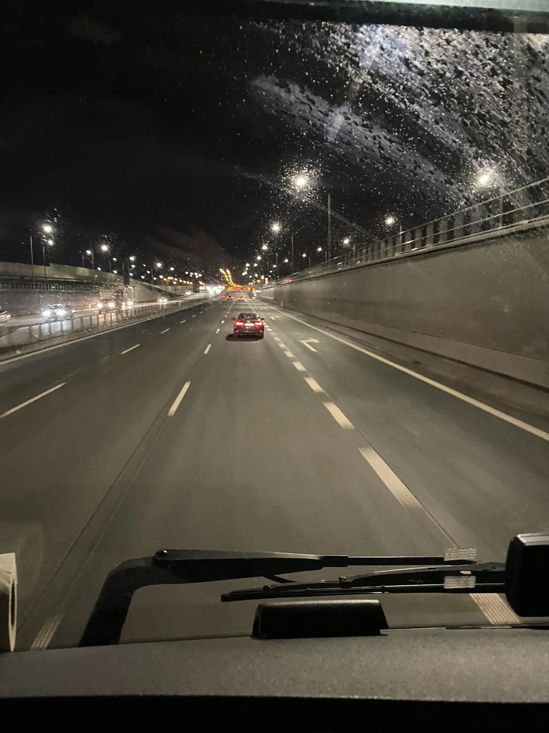 Jedzie na autostradzie 60km na h