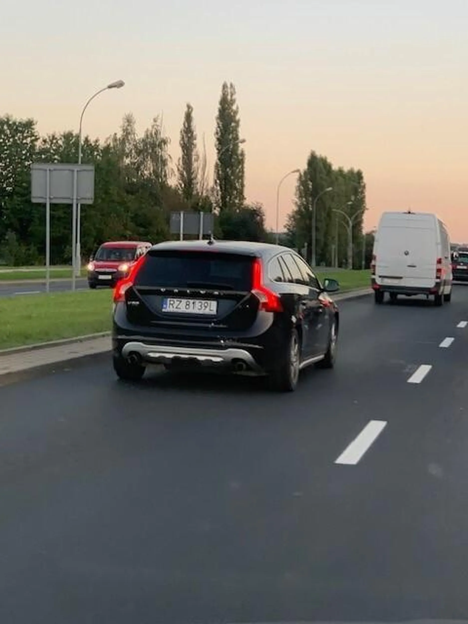 Kierowca nie potrafi jeździć, prawo jazdy do chyba w chipsach wygrał. Na rondzie zjeżdżając przejeżdża przez prawy pas na ciągłej przez przejście i na lewy nie zważając na inne auta. Przez tego tumana zarysowałem felgę bo musiałem uciekać w krawężnik. Po złapaniu kierowcy tłumaczenie "Masz hamulce to sobie hamuj"