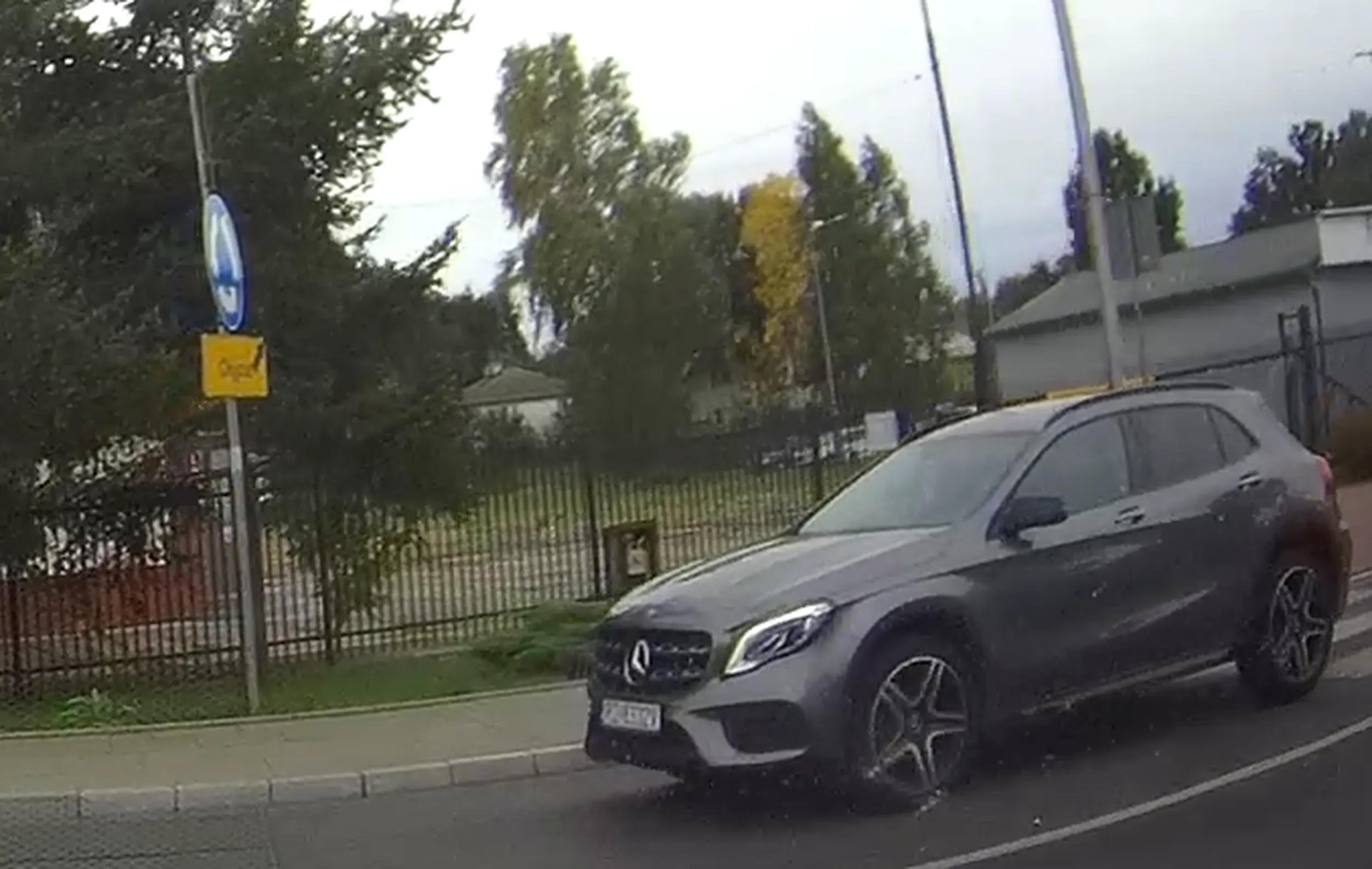 Wow, gratulacje dla tej "gwiazdy" drogi, która uznała, że przepisy ruchu są tylko dla innych! To naprawdę fascynujące, jak niektórzy ludzie potrafią ignorować wszelkie zasady i regulacje, myśląc tylko o sobie. Wjeżdżając na rondo bez zważania na przepisy, ta osoba udowodniła, że jej wygoda jest najważniejsza, a życie innych uczestników ruchu nie ma znaczenia. Naprawdę mam nadzieję, że zostanie ukarana surowo za swoje bezmyślne i niebezpieczne zachowanie na drodze. Bezpieczeństwo innych powinno być zawsze priorytetem, ale wygląda na to, że ta osoba ma to gdzieś!