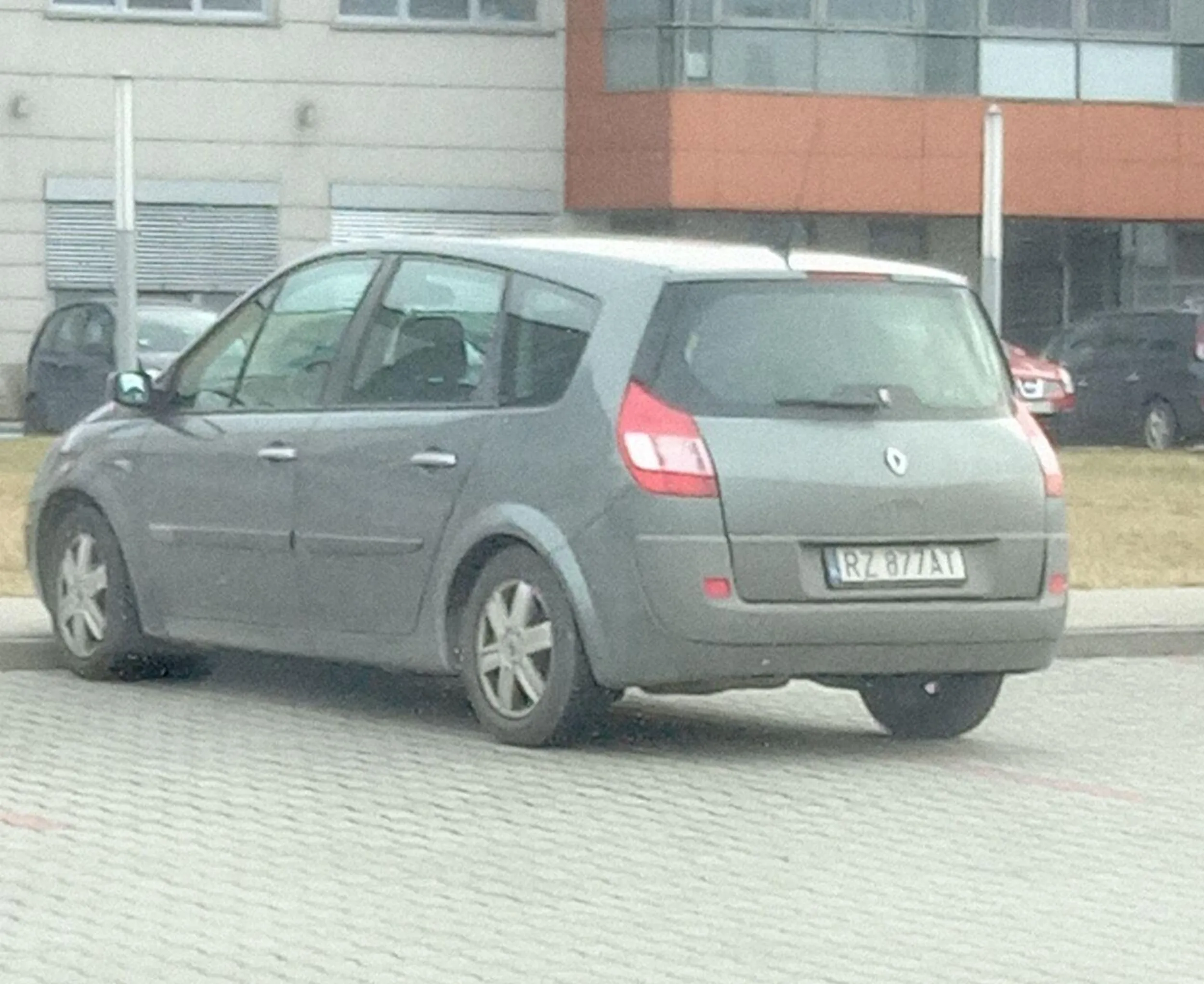 Nie umie parkować. Jedna z lin wyznaczonego miejsca jest w połowie auta.