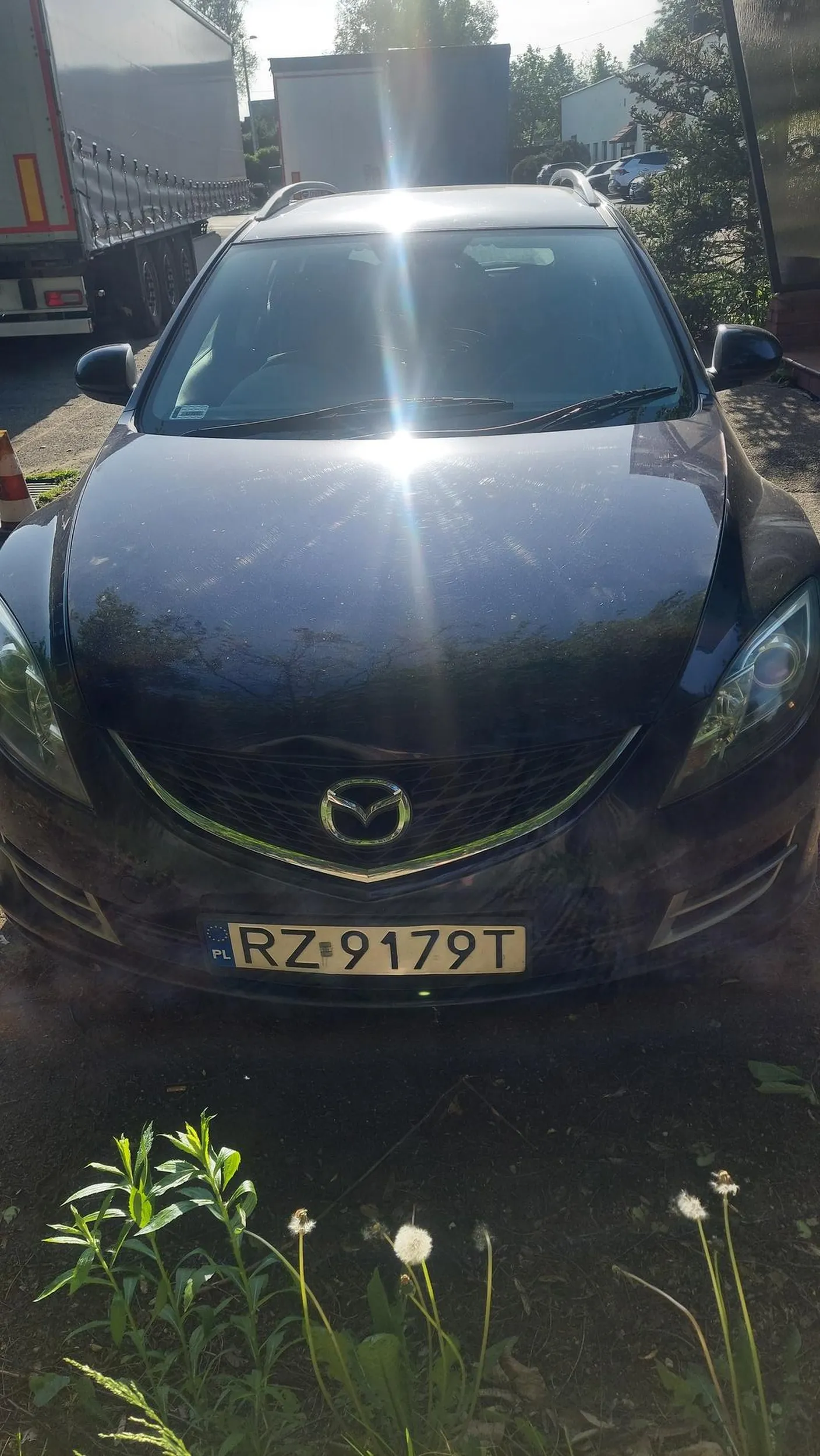 Głupia baba,  już nie mówiąc gorzej zastawia wjazdy całym swoim autem,  40 min stałam i trąbiłam ale nic to nie dało, mąż szukał mości Pani na własną rękę pukając po pokojach hotowych czy to nie ich auto.  Baba bez rozumu, wyobrazni, typowa blondyna...