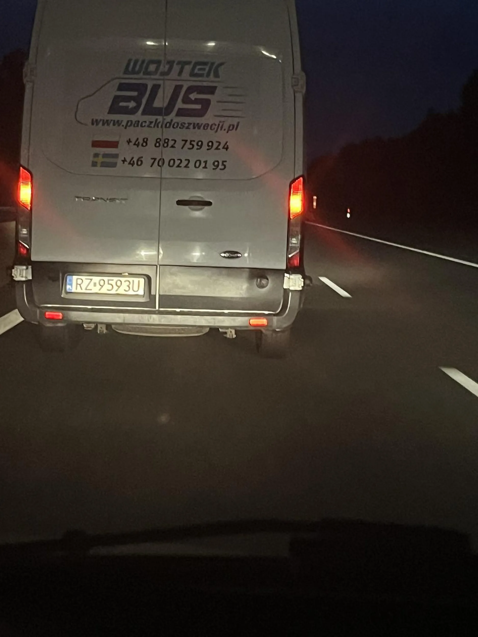 Palant w telefon patrzy, wyprzedza na autostradzie bez odpowiedniej odleglości, oczywiscie zajezdzajac droge innym kierowcom