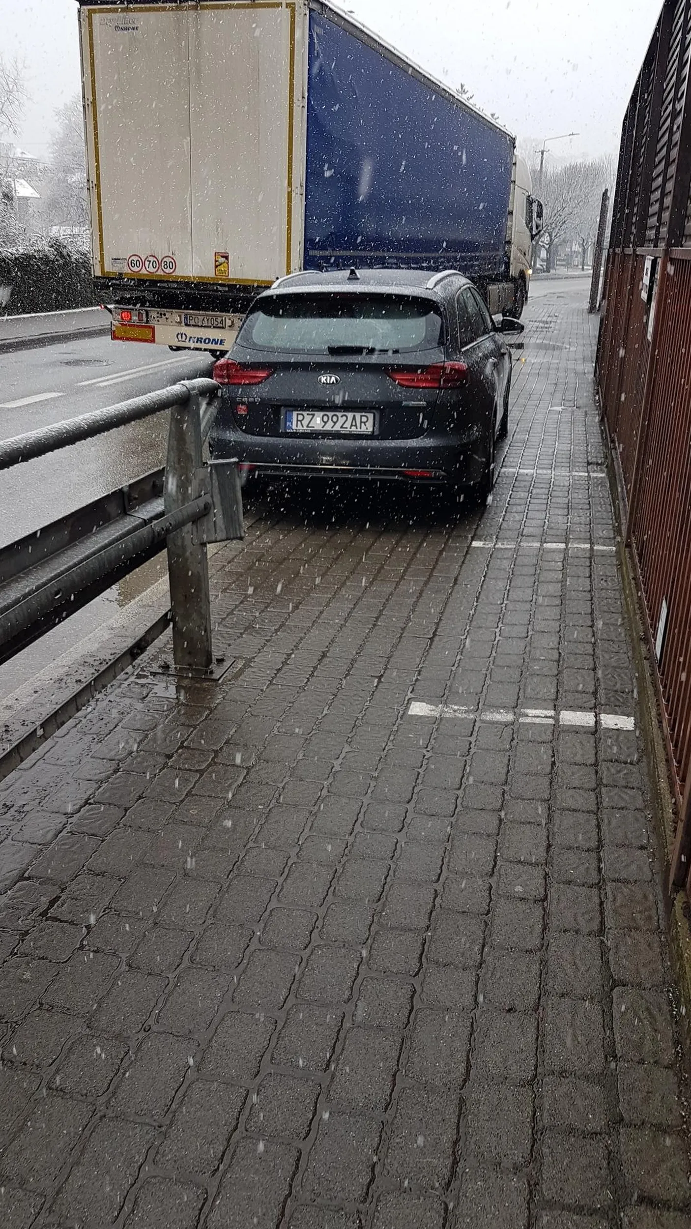 A gdzie zakaz parkowania na chodniku dla pieszych.