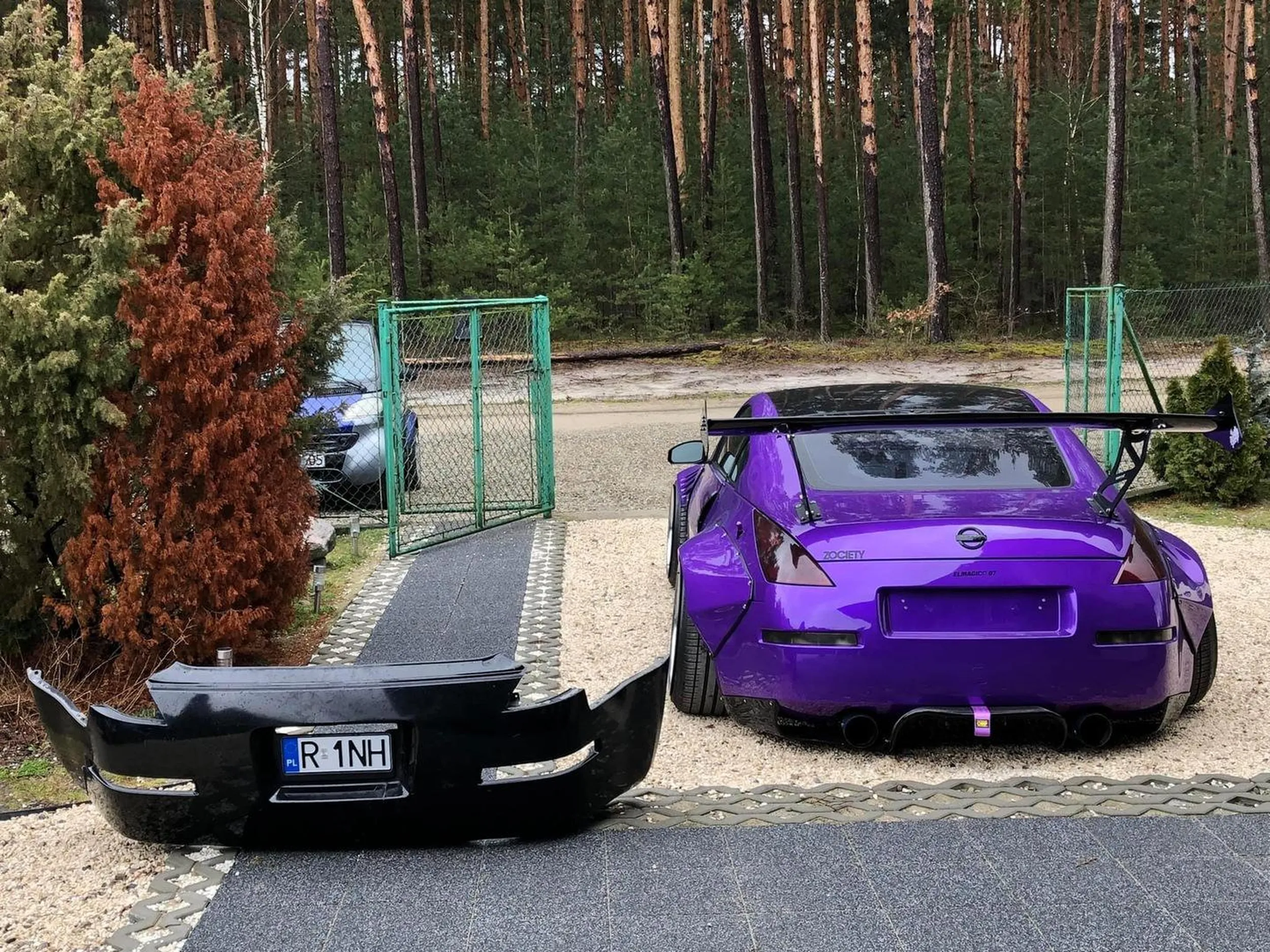 Straszny prostak, pruje dupe prywatnie o jakąkolwiek krytykę na temak jego 350z i nie odpuszcza przez dni. Wyzywa od donosicieli i konfidentów mimo że nic temu człowiekowi nikt nie zrobił. Zalecałbym terapie psychiatryczną a nie modyfikacje nissana.