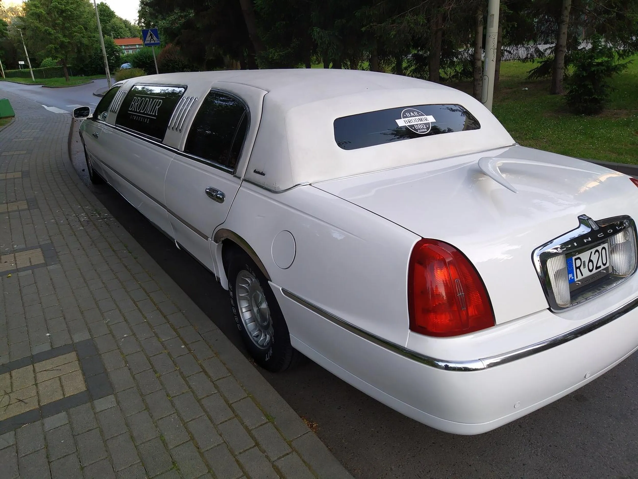 Ładna limuzyna marki Lincoln. Należy do wypożyczalni Brodmir.