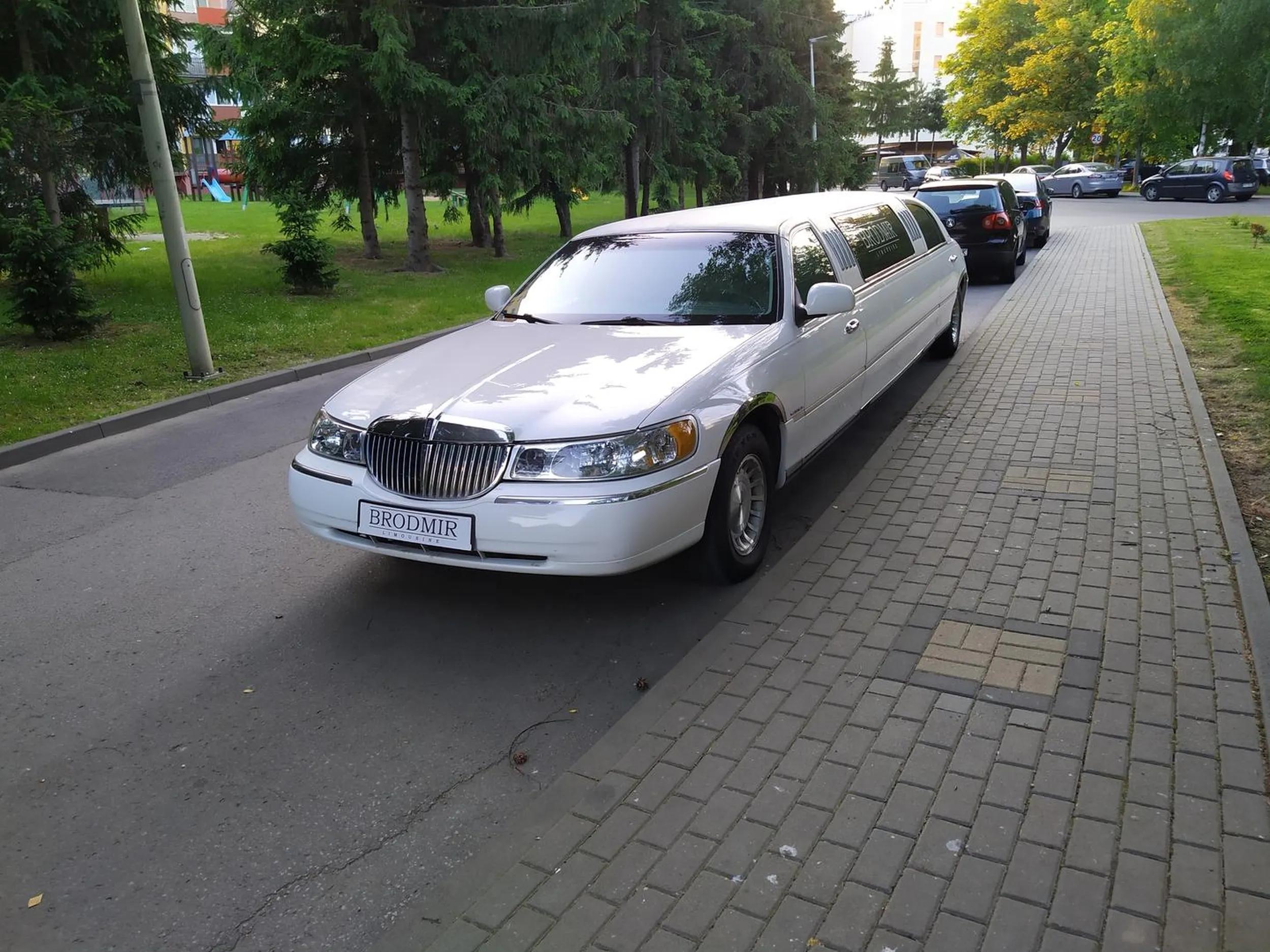 Ładna limuzyna marki Lincoln. Należy do wypożyczalni Brodmir.