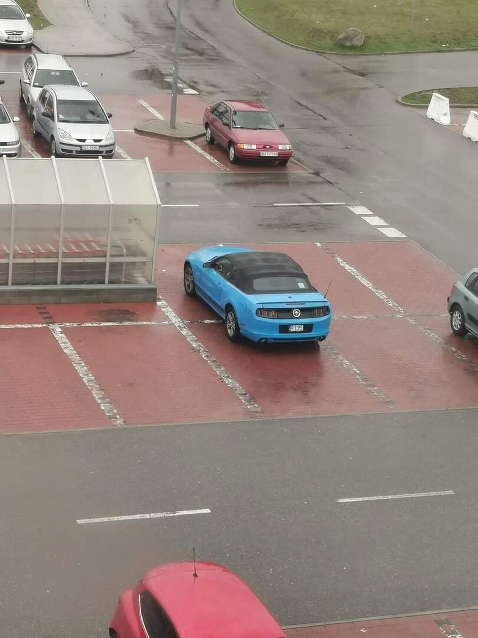 Jaki kasztan. Boi się o lakier więc parkuje na 4 miejscach. Stalowa Wola