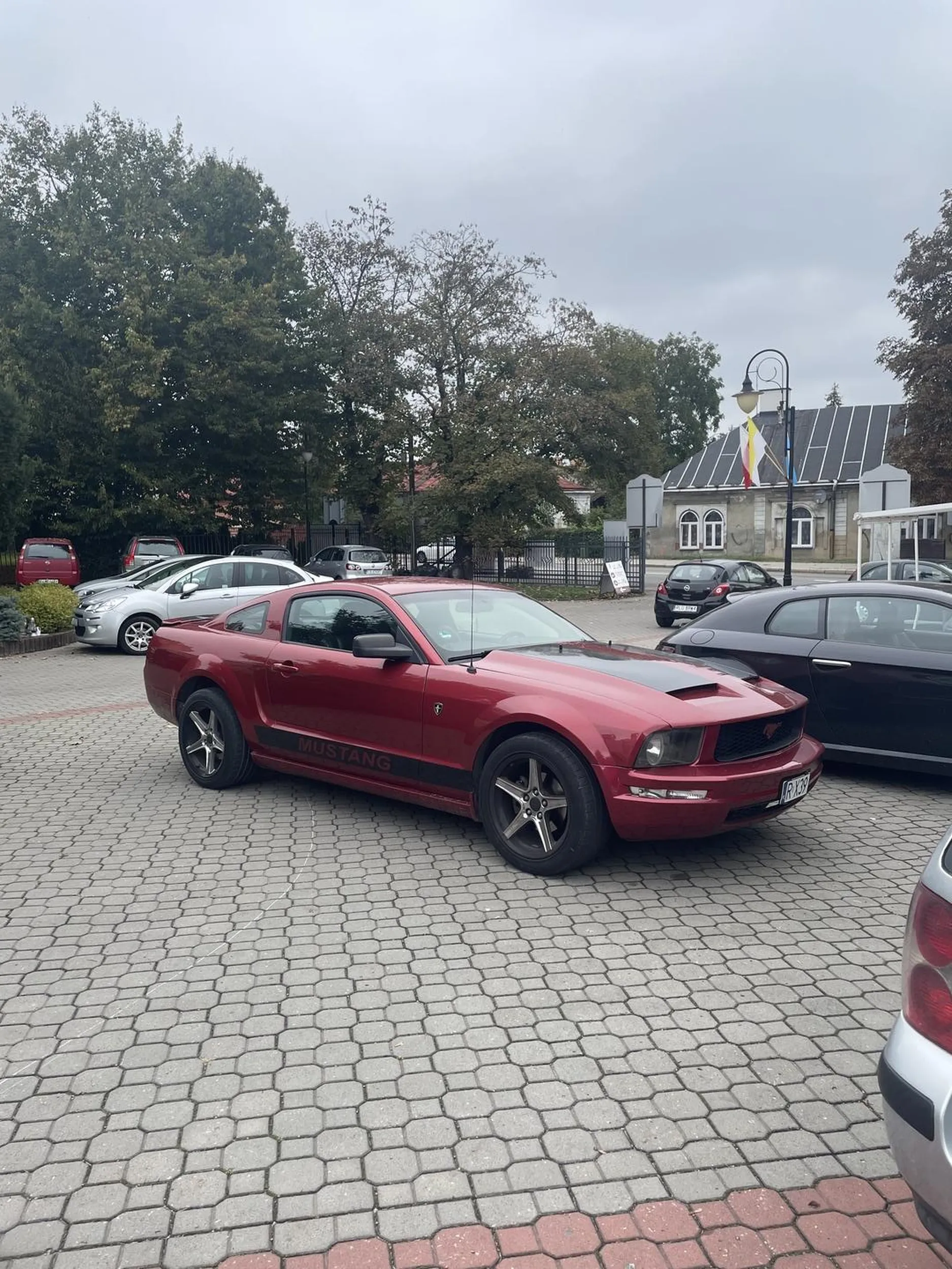 Imbecyl parkuje wręcz fenomenalnie, blokując innym ludziom wyjazd z kosciola PS nie trafisz do nieba