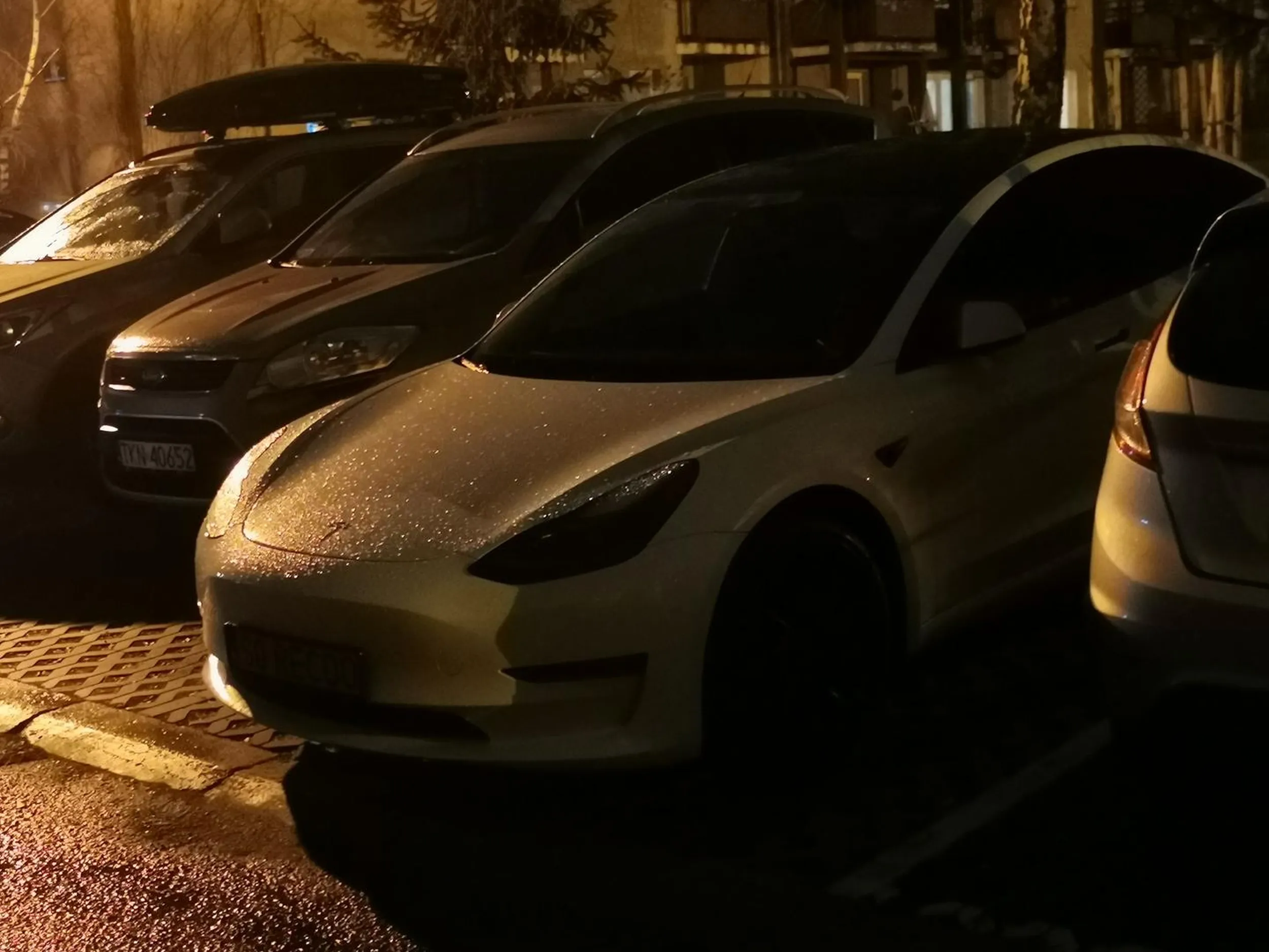 Kierowca parkuje na osiedlu w strefie w której trzeba mieć identyfikator a którego nie posiada. Zajmuje miejsce mieszkańcom i to już nie pierwszy raz.