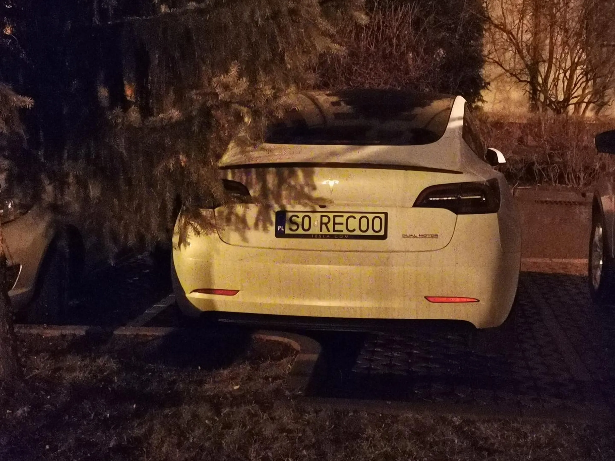 Kierowca parkuje na osiedlu w strefie w której trzeba mieć identyfikator a którego nie posiada. Zajmuje miejsce mieszkańcom i to już nie pierwszy raz.