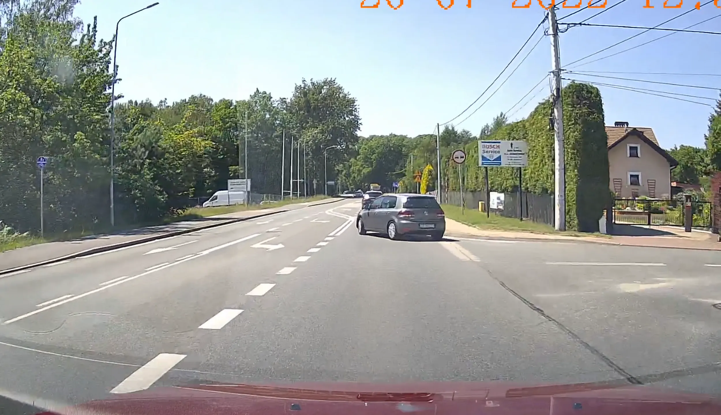 Kierowca wymusza pierwszeństwo na skrzyżowaniu.