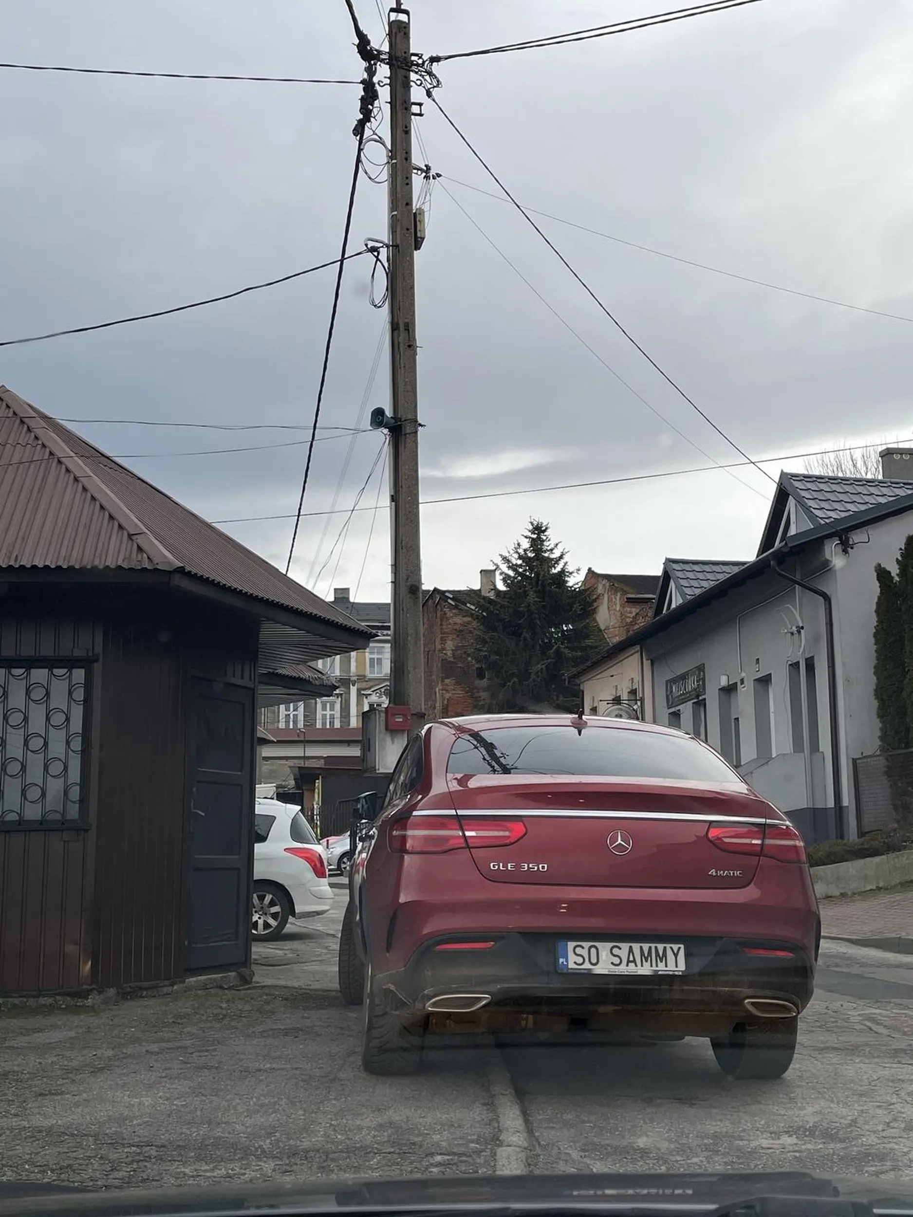 Samochód zaparkowany w czwartek/piątek i tak stoi częściowo na drodze częściowo na parkingu (skutecznie zabiera miejsce postojowe). Mimo ze było kilka okazji żeby przeparkowac 10 m obok.