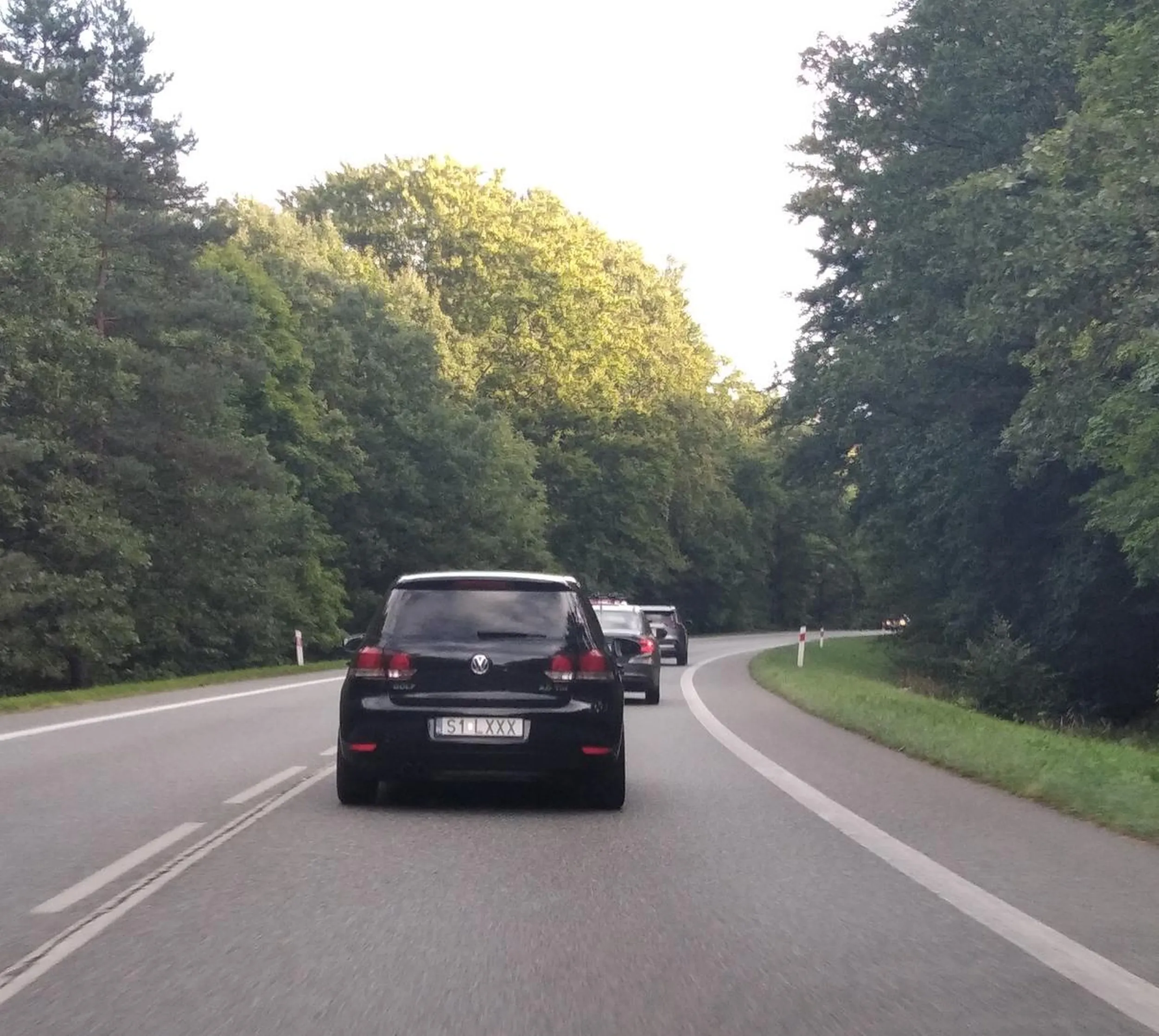 Mam nadzieję, że sprawiedliwości stanie się zadość. Kierowca non stop wyprzedza wszystkich uczestników ruchu, nie patrząc na przepisy ruchu drogowego. Ograniczenia prędkości ma głęboko gdzieś i nie patrzy nawet na ciągłą linie na drodze