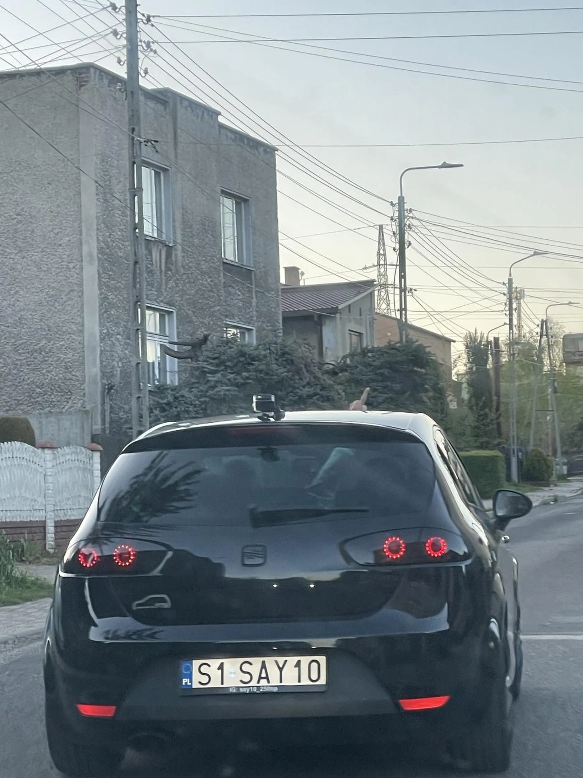 Kierowca strzelał we mnie, zajechał mi drogę a po użyciu sygnalizacji dźwiękowej z mojej strony, kierowca pokazał mi gest widoczny na zdjęciu. Nie polecam zadzierać z nim…