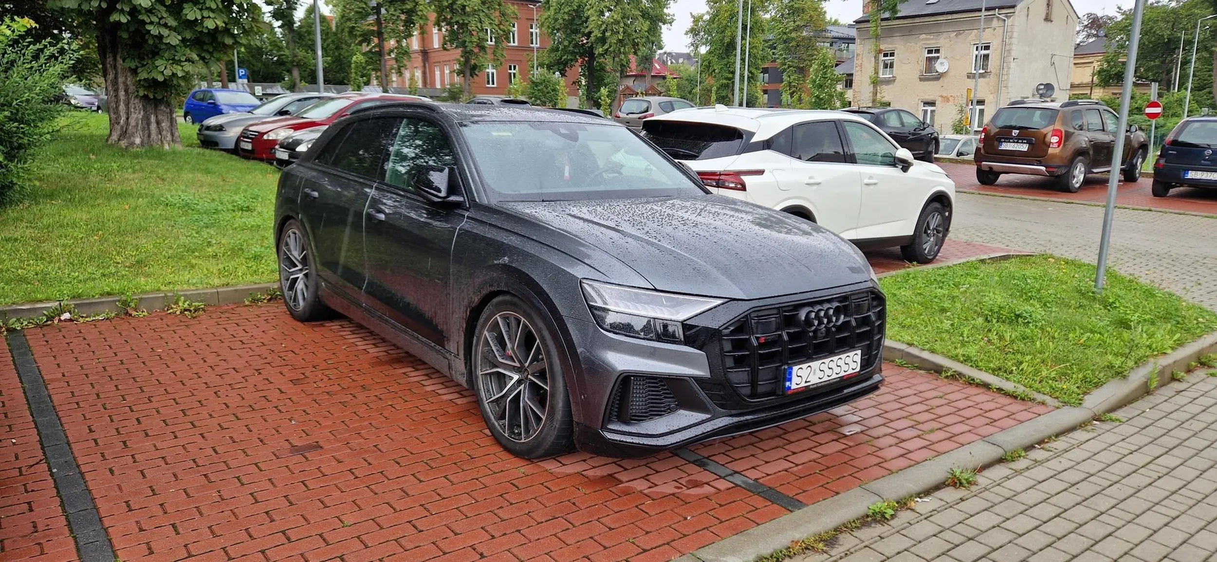 Najwyraźniej mając tak drogie auto można zajmować dwa miejsca i to jeszcze pod szpitalem... Szkoda gadać 4 zera na masce 5 za kółkiem.
