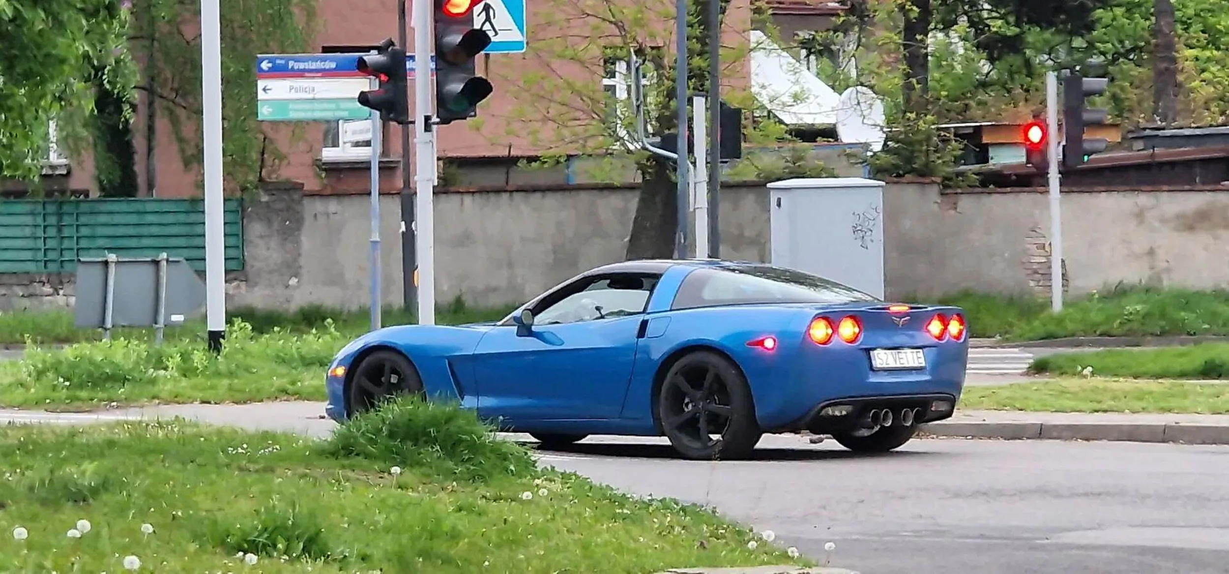 autko PRZEPIĘKNE, biegłam za nim specjalnie żeby zrobić fotke :3