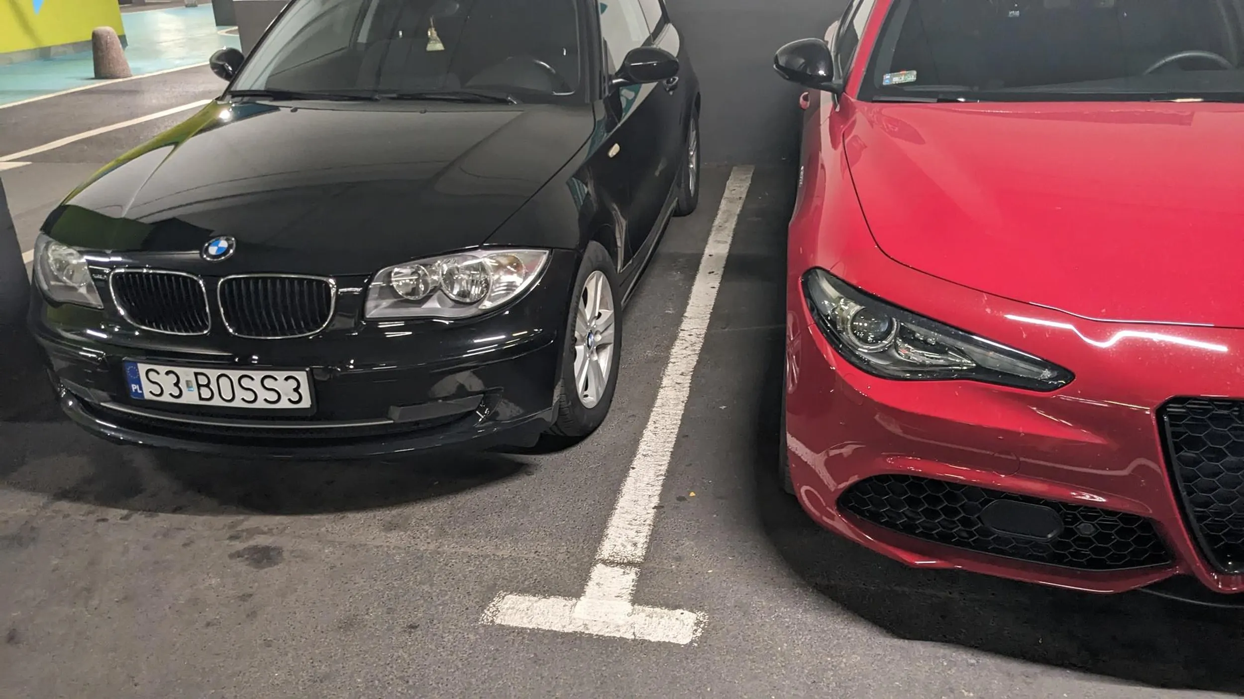 Naucz się tępa babo otwierać drzwi bez walenia w drugie auto