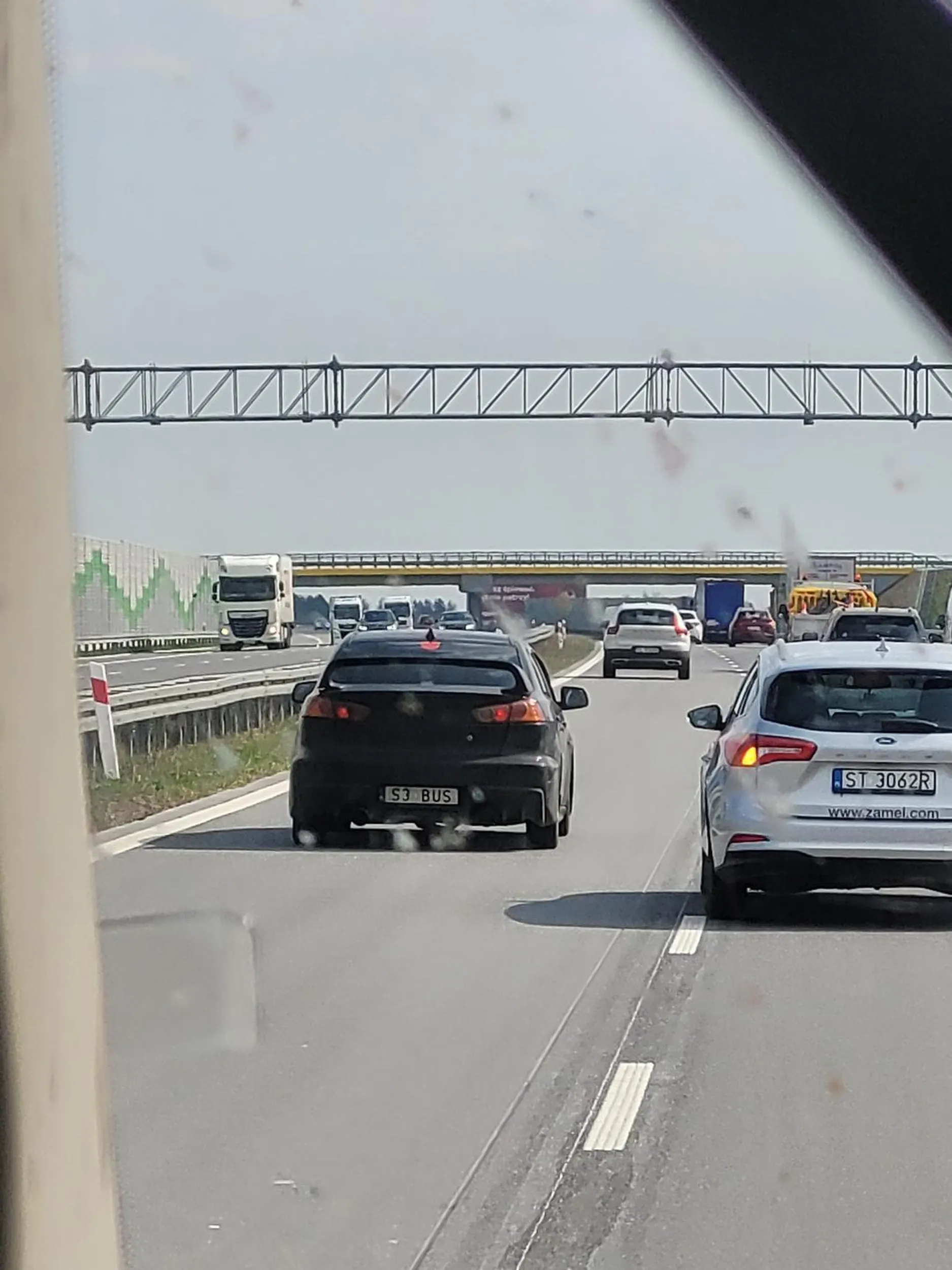 Czarny Mitsubishi Lancer Zwrócił uwagę bo chyba blowoff słyszałem