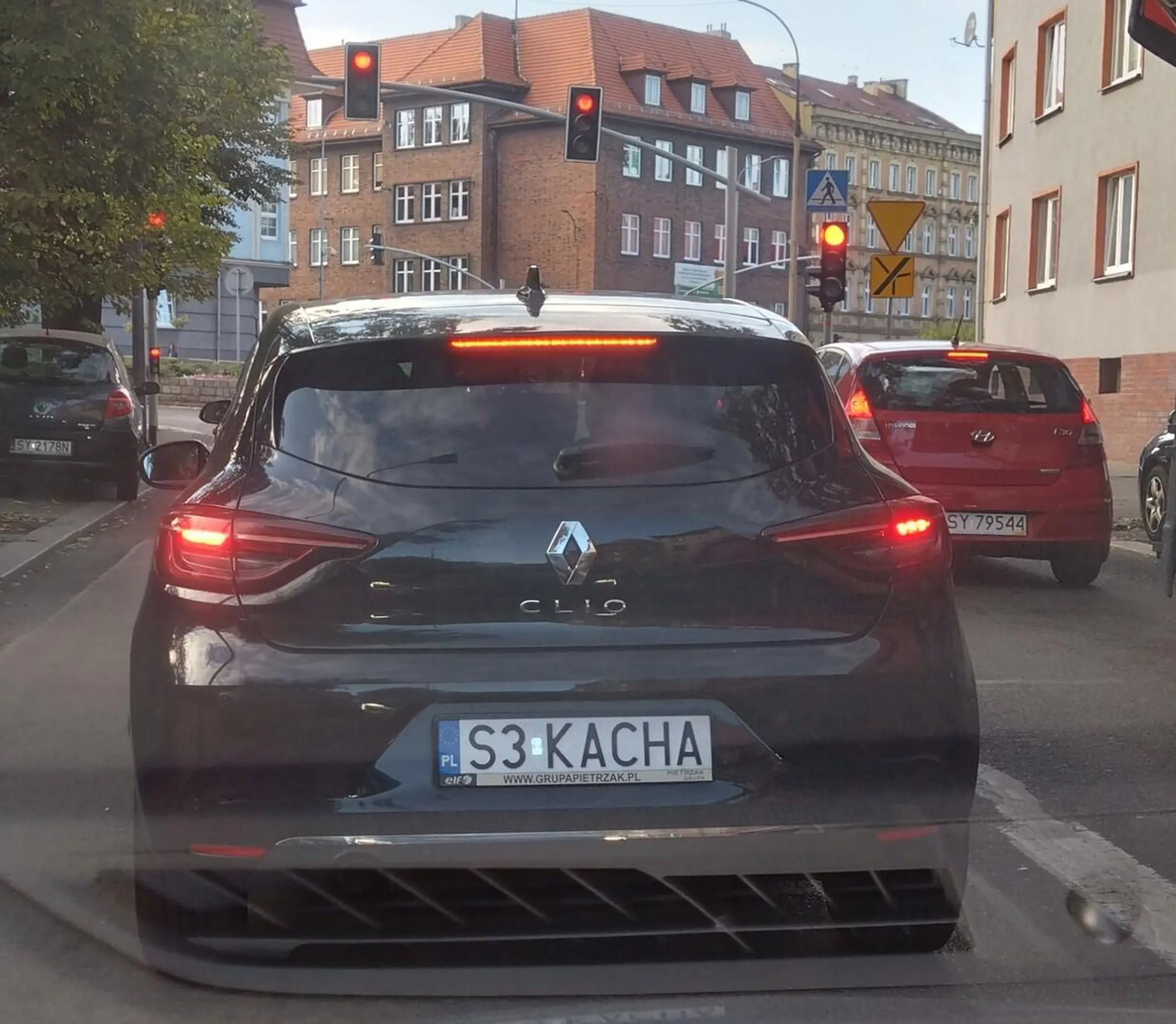 Pozdro dla pani z S3 KACHA która wyrzuca śmieci przez okno na czerwonym ?