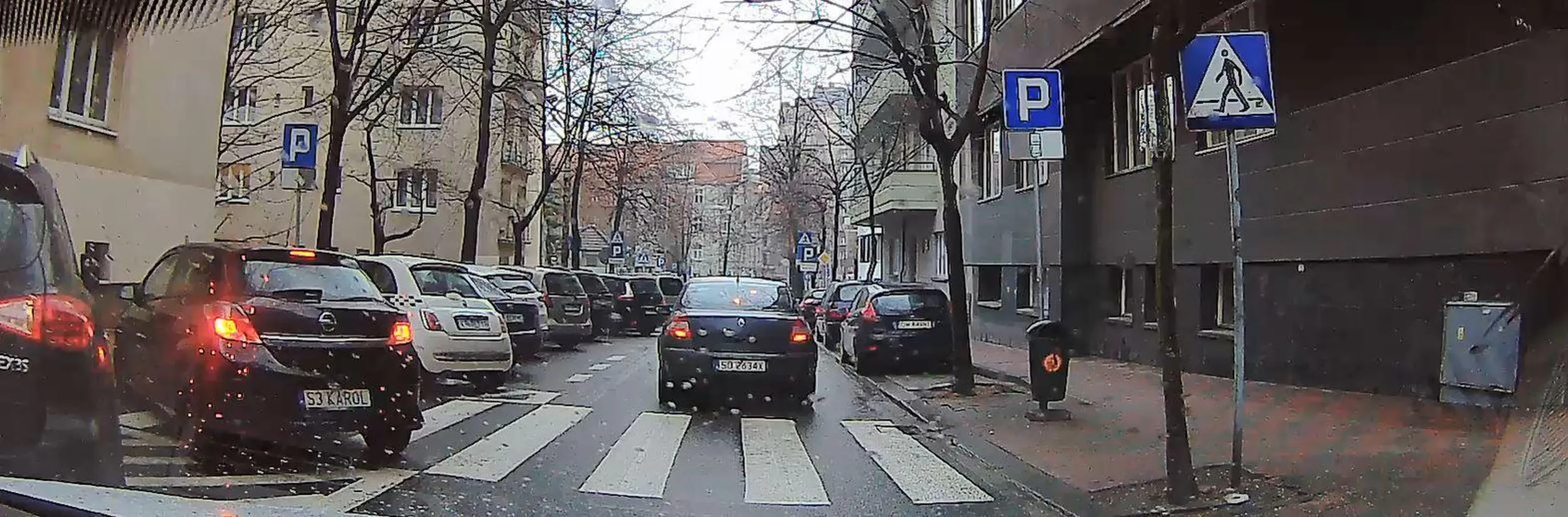 Fantastycznie zaparkowane, w końcu na przejściu najwięcej miejsca. Pani gratulujemy wyobraźni, nieprzestrzegania przepisów oraz nienależnego prawa jazdy.