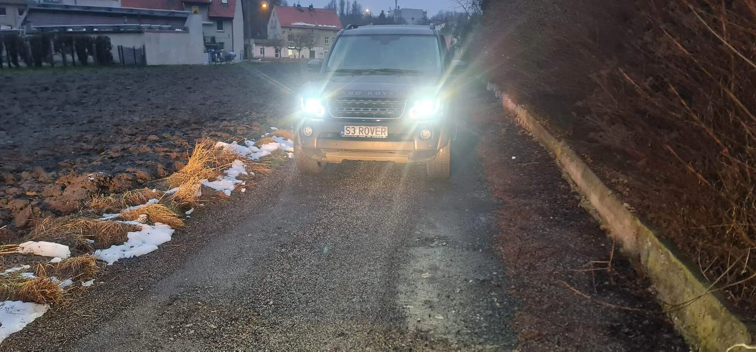 Jezdzi agresywnie, wymusza pierwszeństwo, brak kultury.