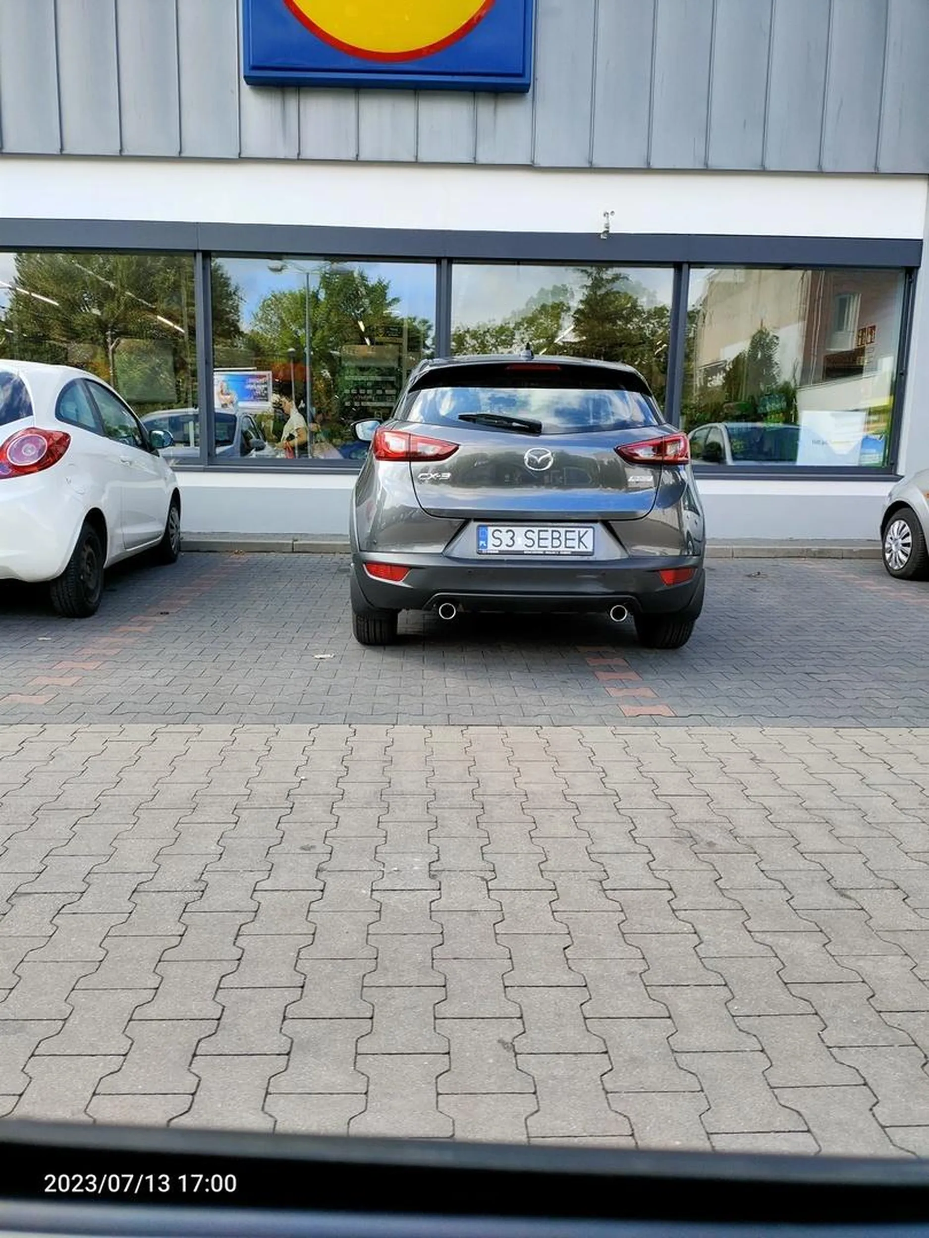 Kolejny gałgan niepotrafiący parkować