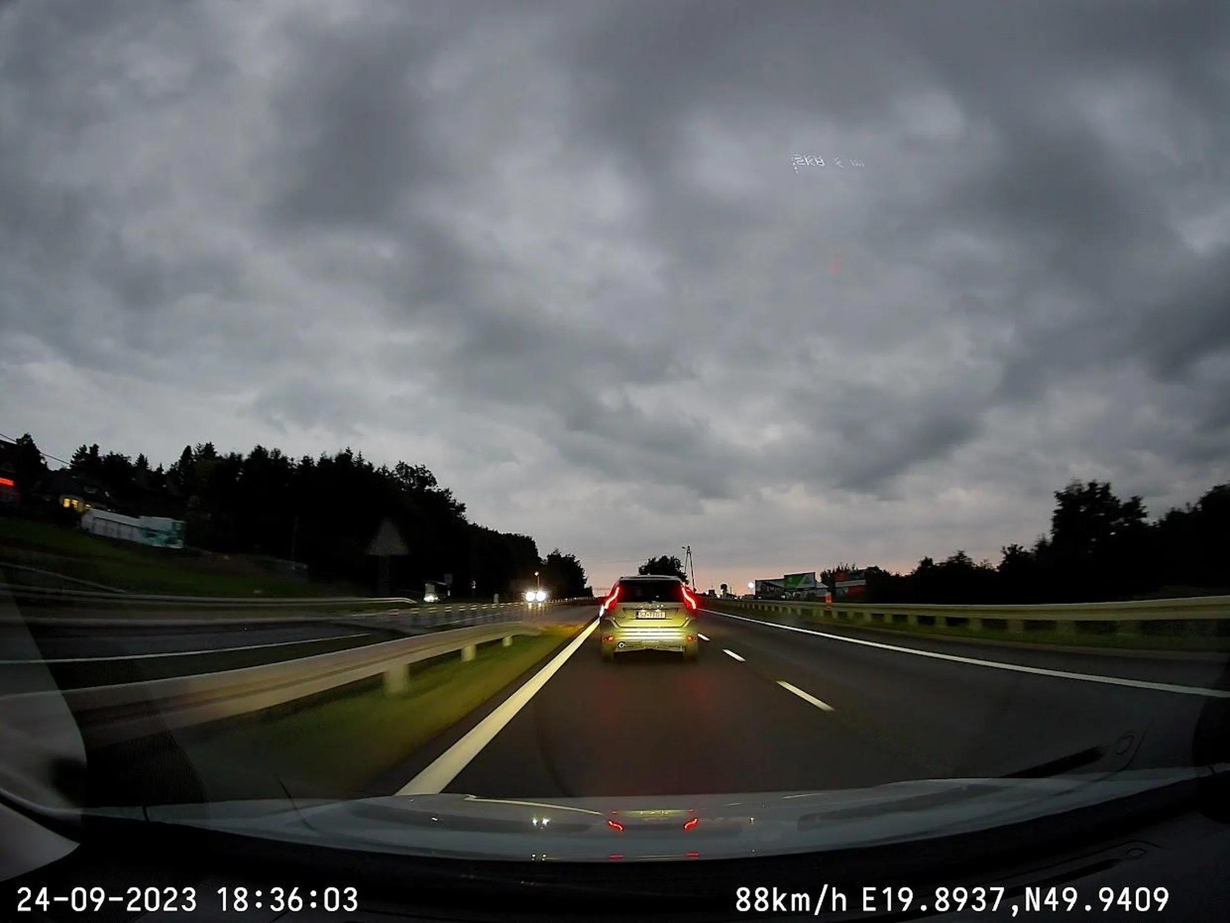 Cymbał przez blisko 20 km blokuje lewy pas bo nie nauczyli go używać prawego do jazdy, a po 20 km przy wjeździe na autostradę oczywiście zablokował pas bo nie potrafił odpowiednio wcześniej zjechać na wlotkę