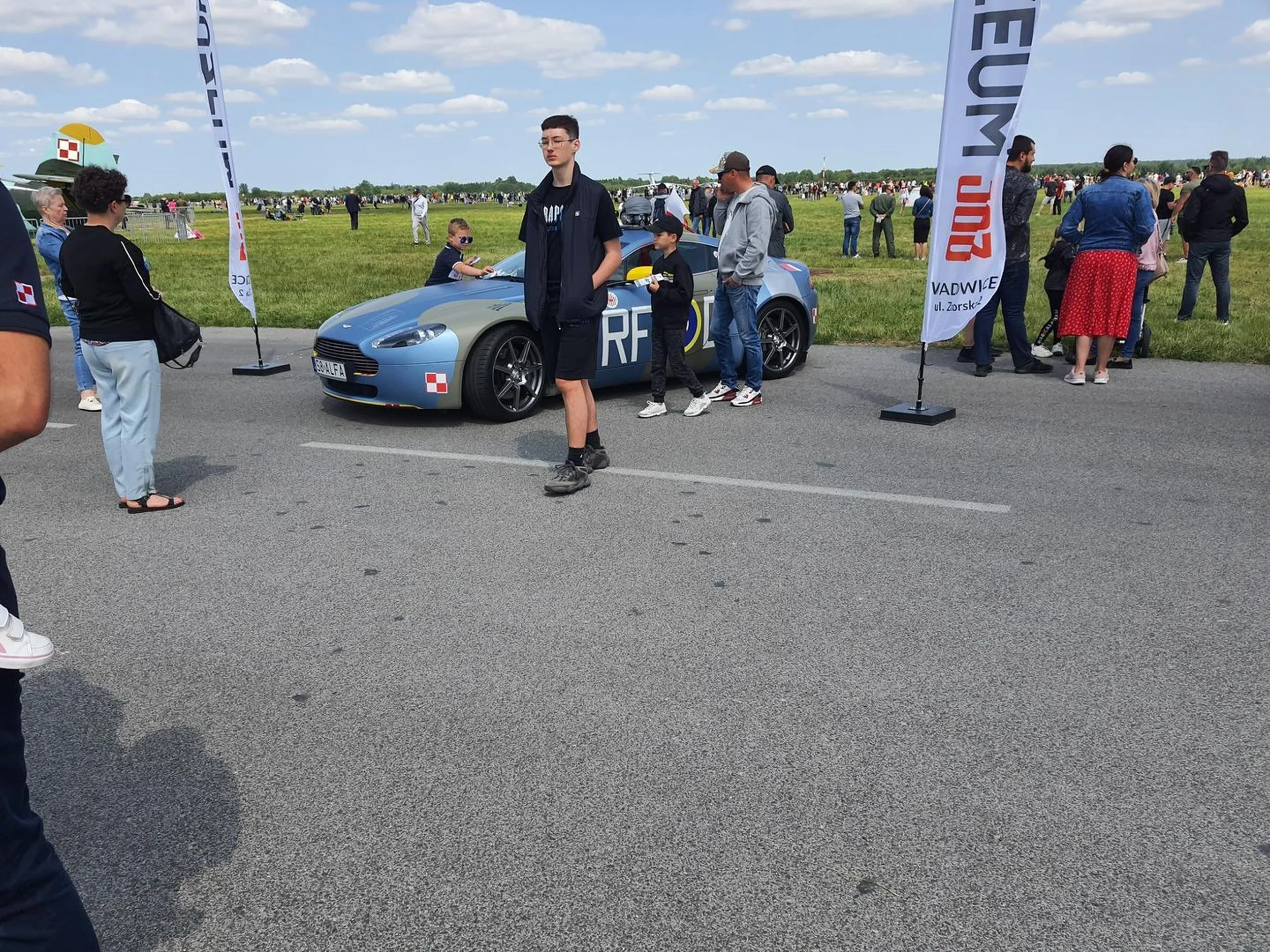 Dziwnie stał na lotnisku.