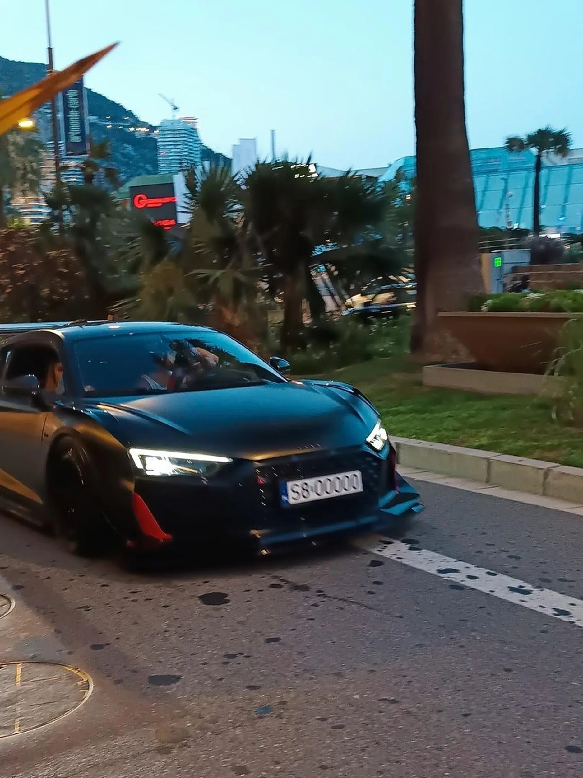 Spoko auto spotkane w Monako pod kasynem