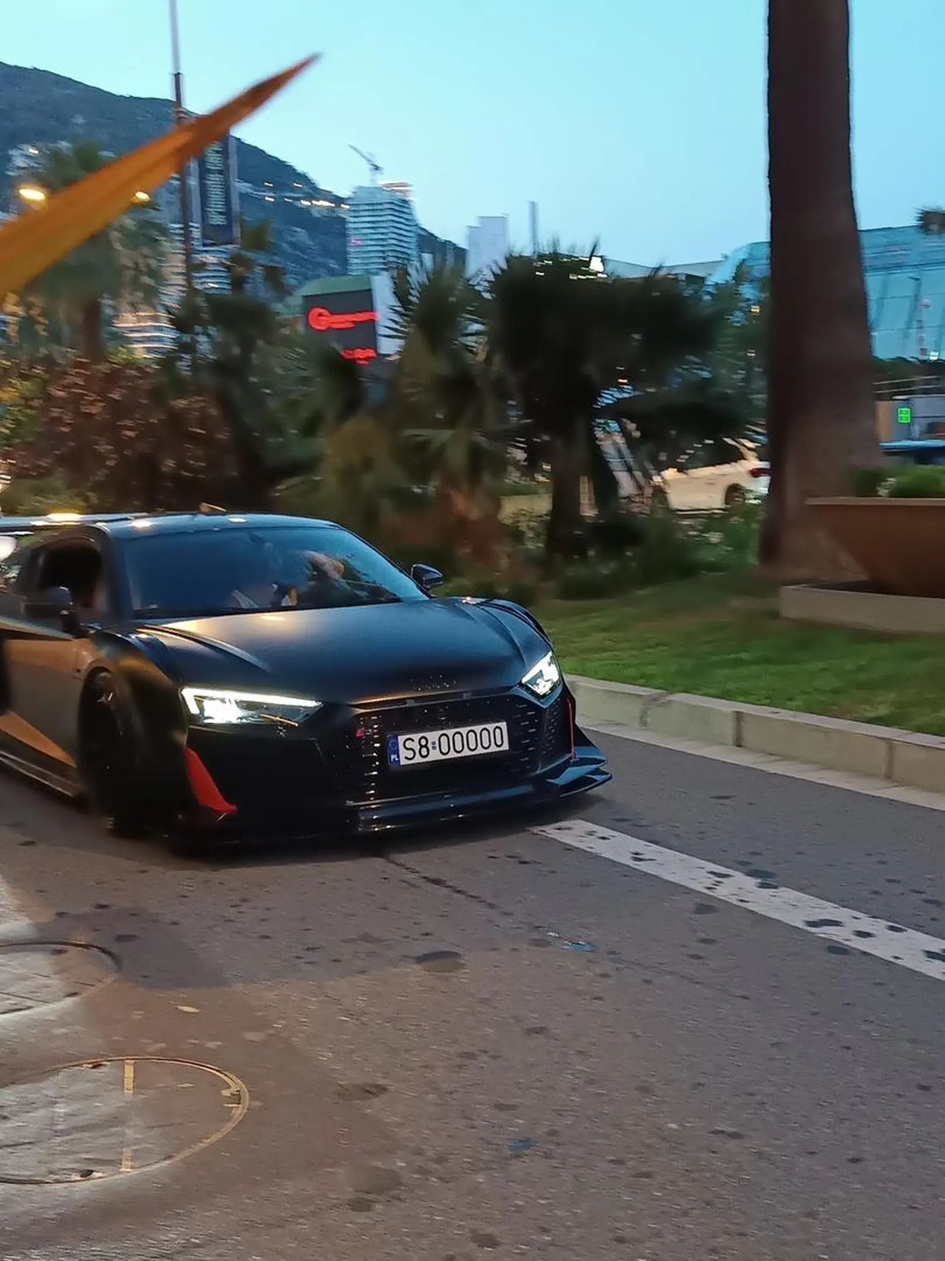 Spoko auto spotkane w Monako pod kasynem