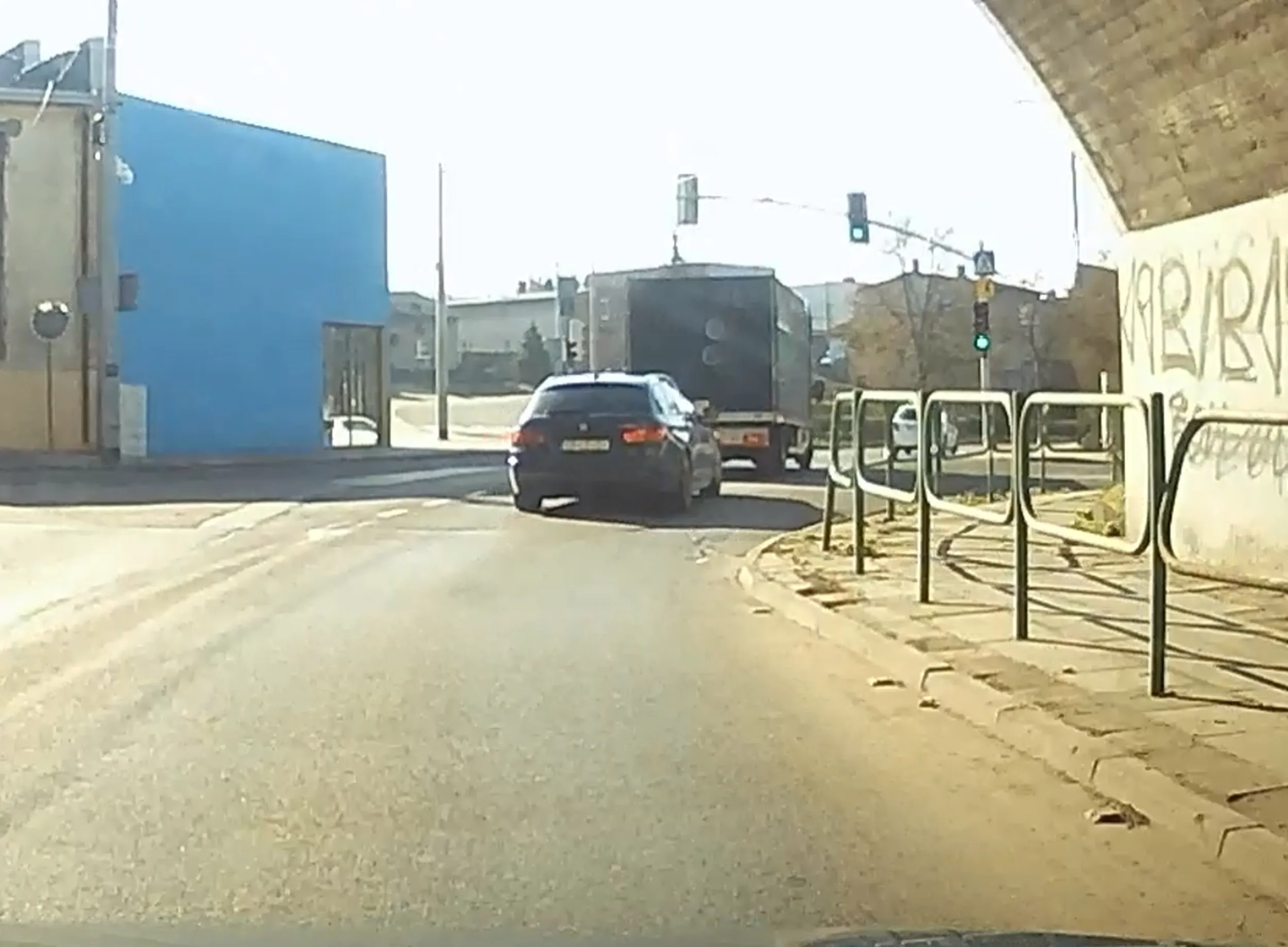 Też miałem tą nieprzyjemność jechać za tym osobnikiem przez prawie 10km. Ani na chwilę nie oddala się od poprzedzającego samochodu na więcej niż 3 metry, jakby przyklejona albo na holu. Oczywiście przy tym cały czas hamuje, nie wiem jak często przez to wymienia klocki, ale pewnie raz w miesiącu.. ZERO wyobraźni! Trochę poszperałem i przerażające jest to, że ten osobnik podobno ma wszystkie kategorie prawa jazdy!(źródło TikTok @anqqella)  Widząc po materiałach, które są tu zamieszczone i po moich osobistych obserwacjach, ta osoba nigdy nie powinna wsiadać za kółko! https://www.tiktok.com/@anqqella