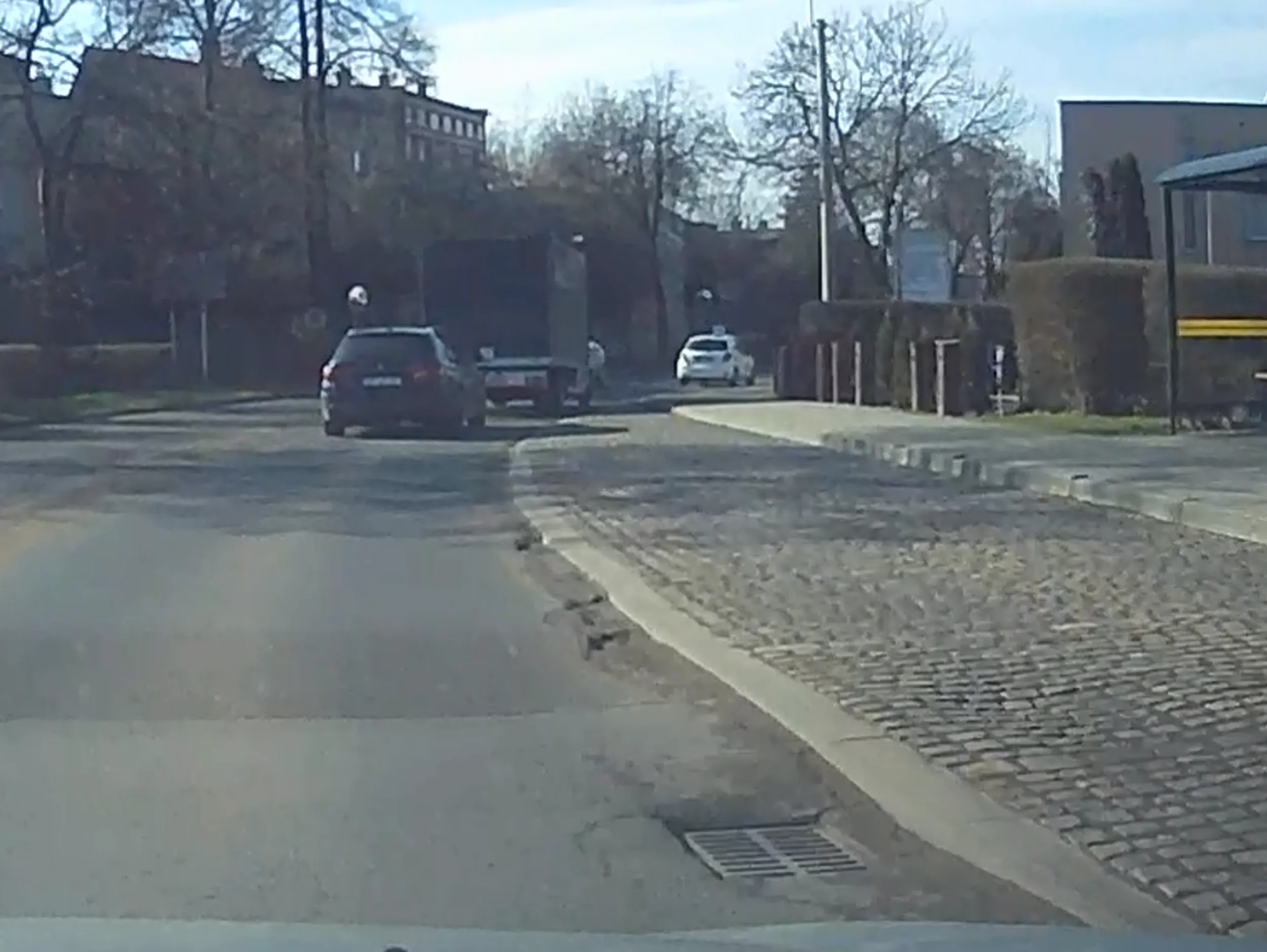 Też miałem tą nieprzyjemność jechać za tym osobnikiem przez prawie 10km. Ani na chwilę nie oddala się od poprzedzającego samochodu na więcej niż 3 metry, jakby przyklejona albo na holu. Oczywiście przy tym cały czas hamuje, nie wiem jak często przez to wymienia klocki, ale pewnie raz w miesiącu.. ZERO wyobraźni! Trochę poszperałem i przerażające jest to, że ten osobnik podobno ma wszystkie kategorie prawa jazdy!(źródło TikTok @anqqella)  Widząc po materiałach, które są tu zamieszczone i po moich osobistych obserwacjach, ta osoba nigdy nie powinna wsiadać za kółko! https://www.tiktok.com/@anqqella