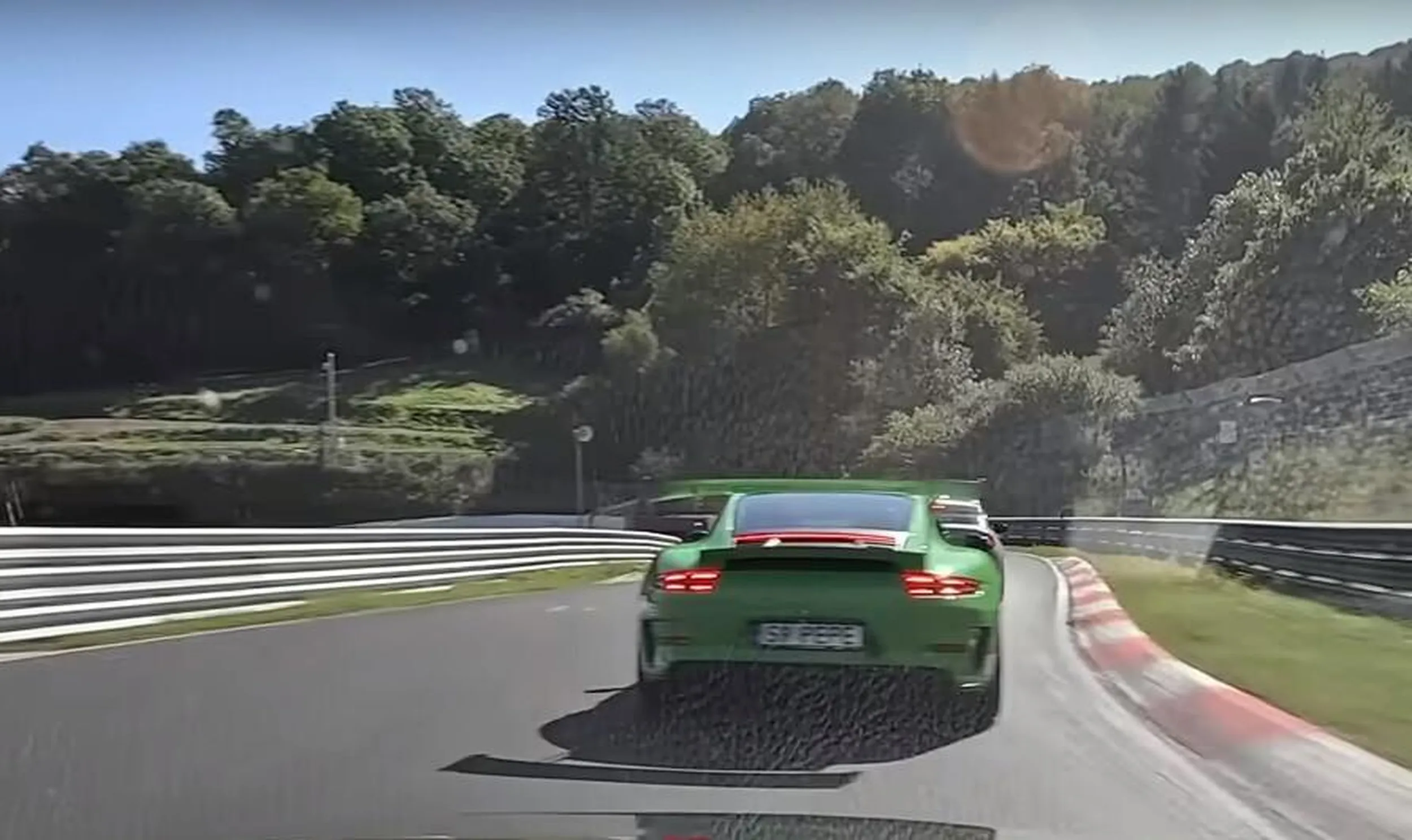 Następnym razem zjedź do prawej a nie blokuj szybsze auto.